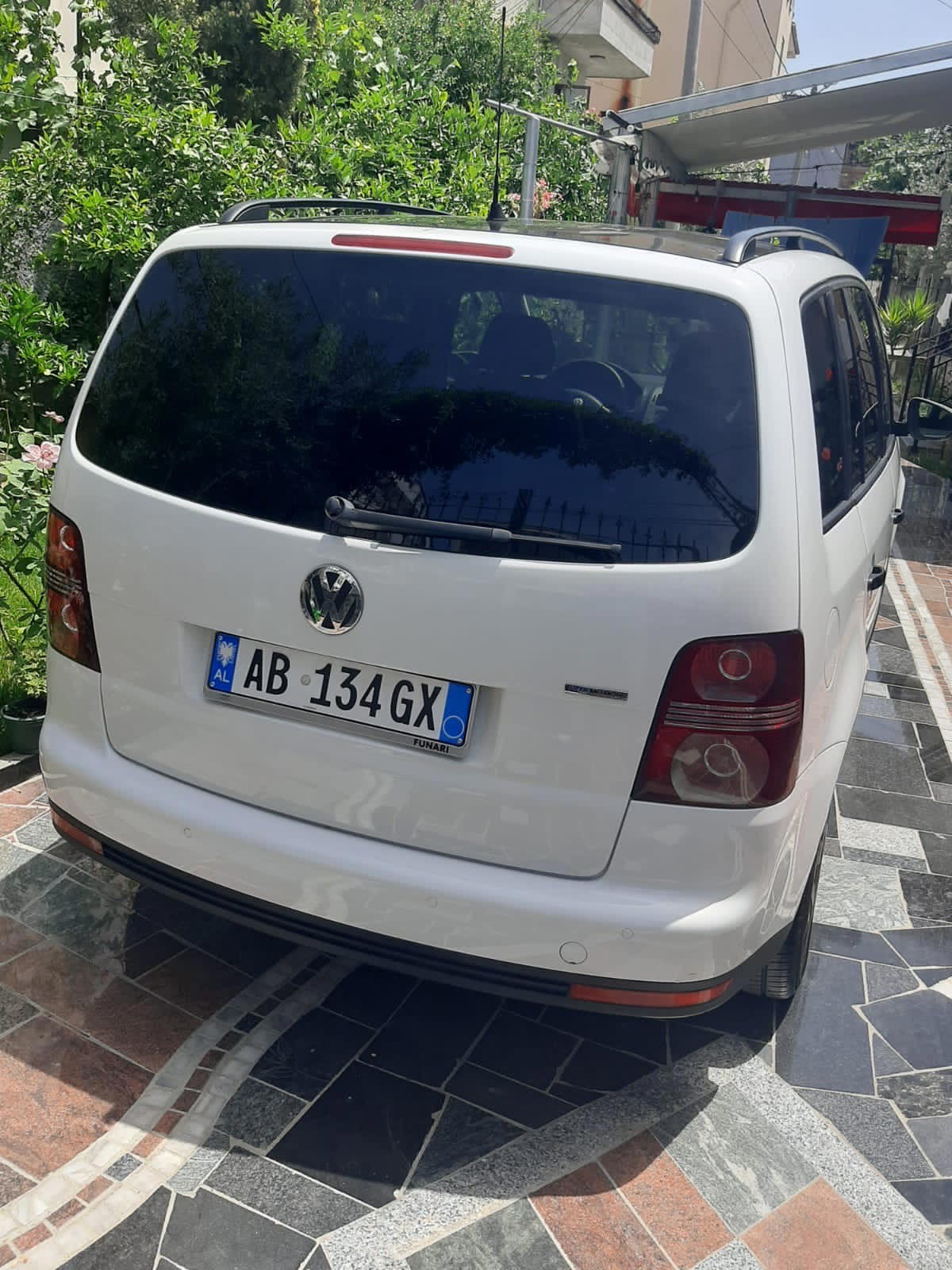 Volkswagen Touran - side view