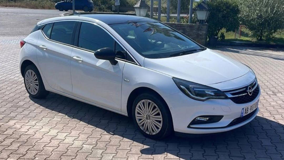 Opel Astra - side view