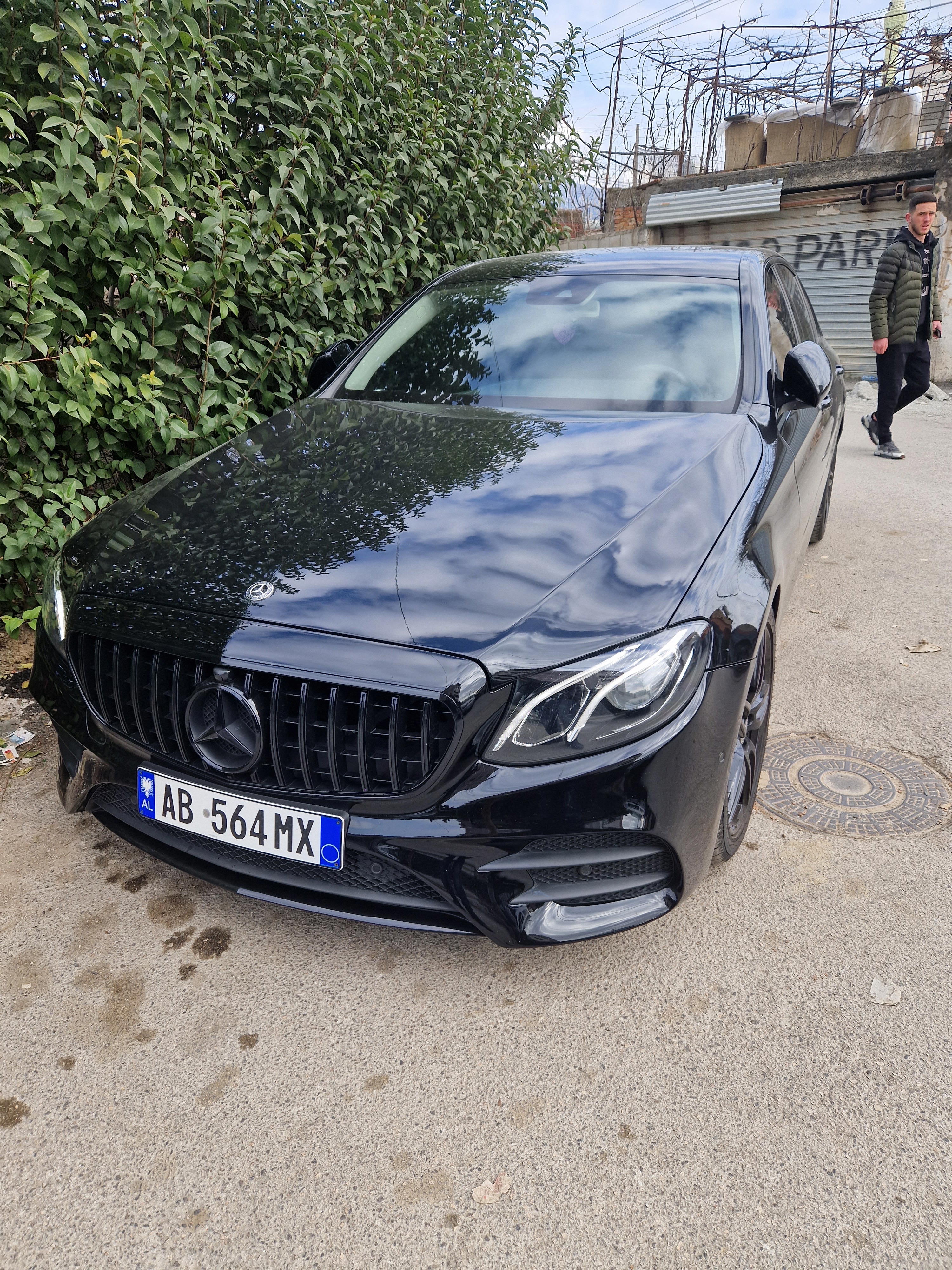 Mercedes-Benz E-Class - side view