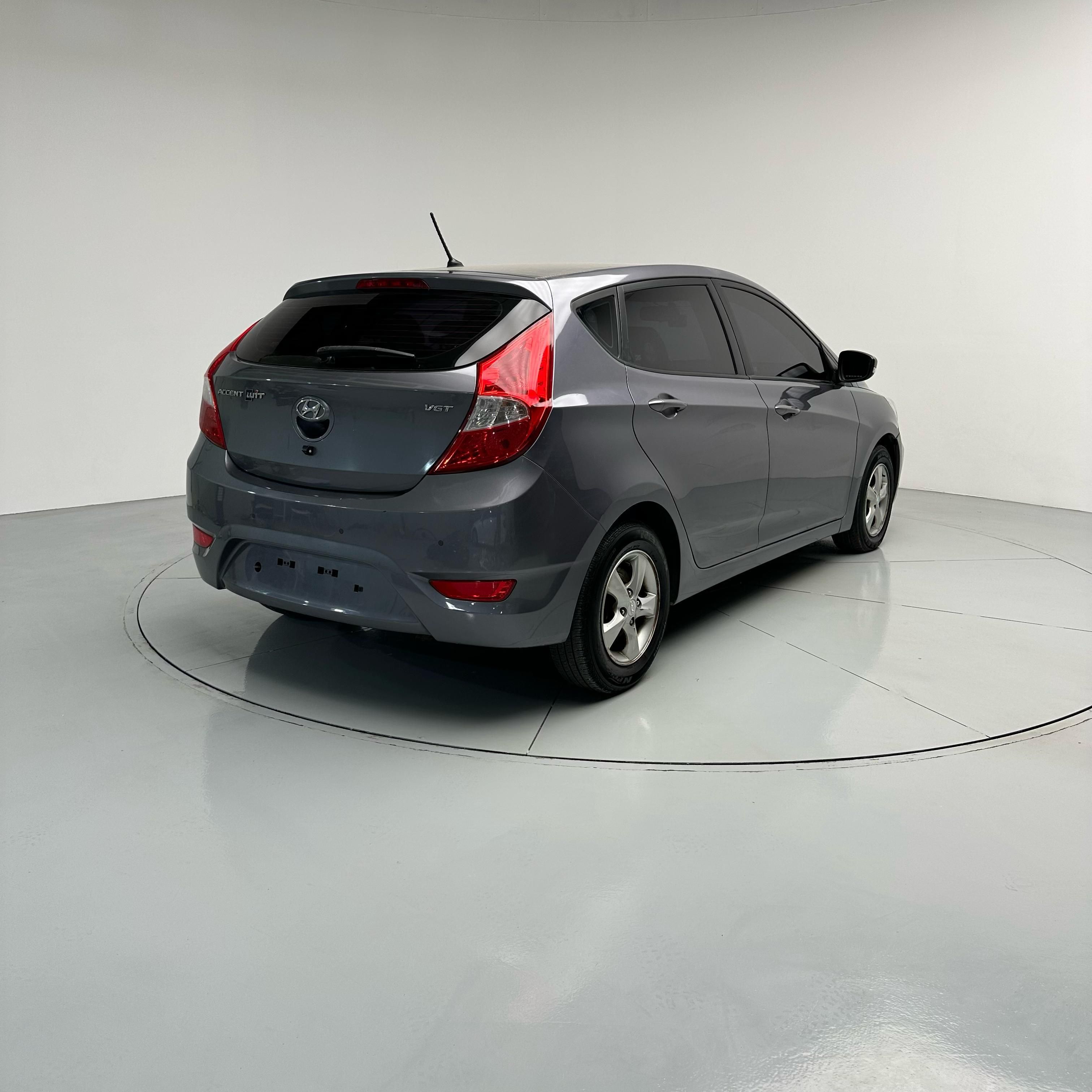Hyundai Accent - side view