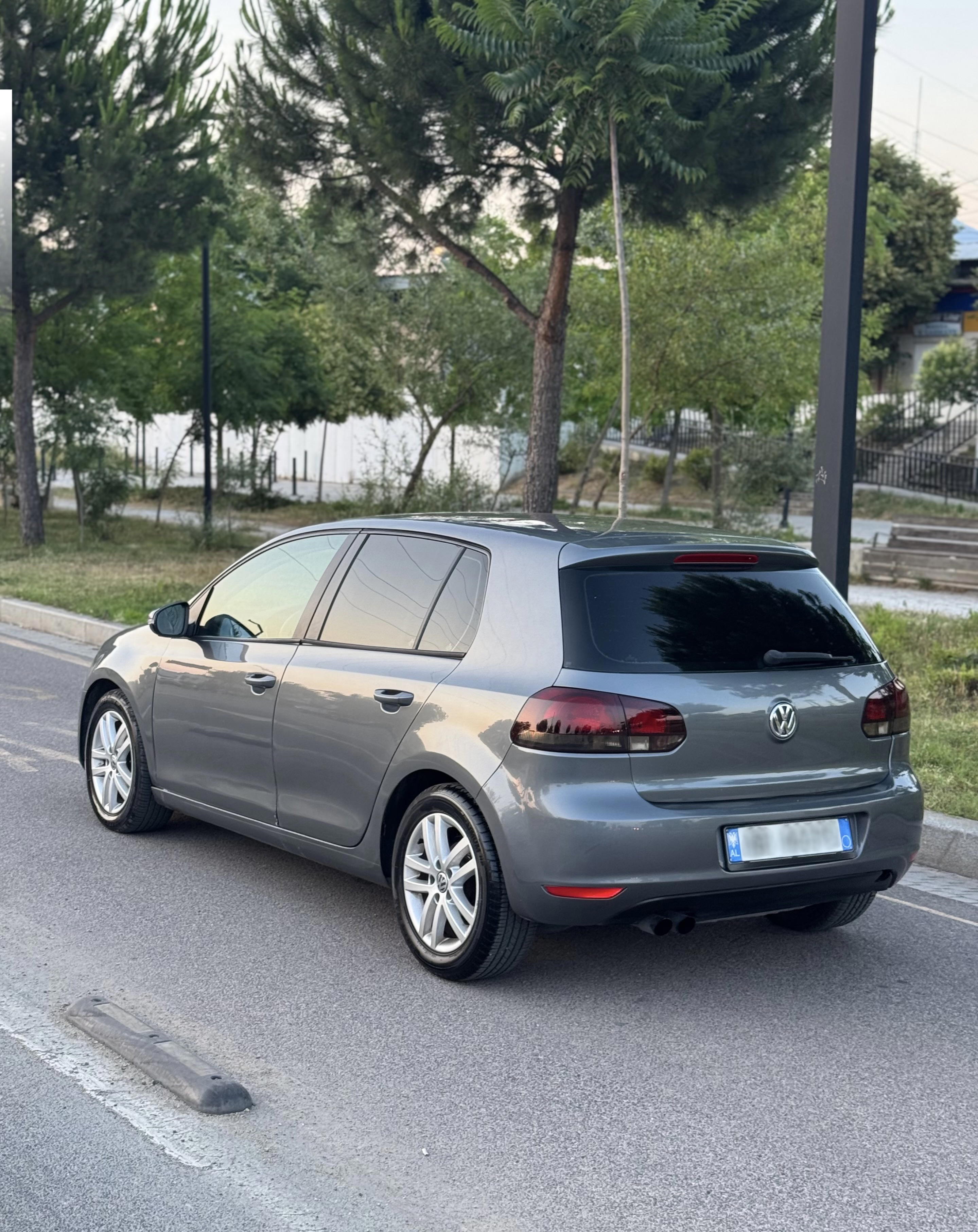 Volkswagen Golf - side view