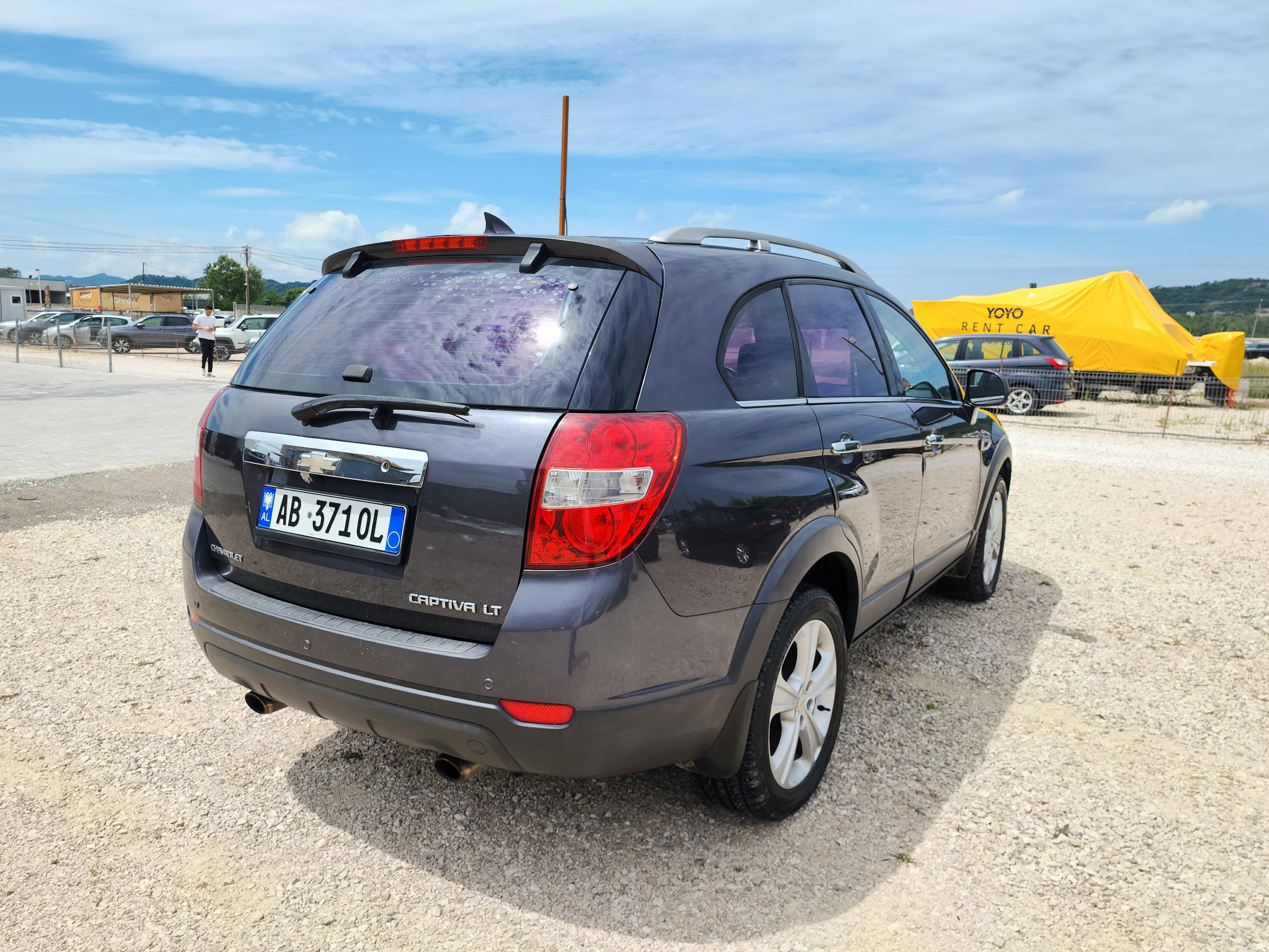 Chevrolet Captiva Sport - side view