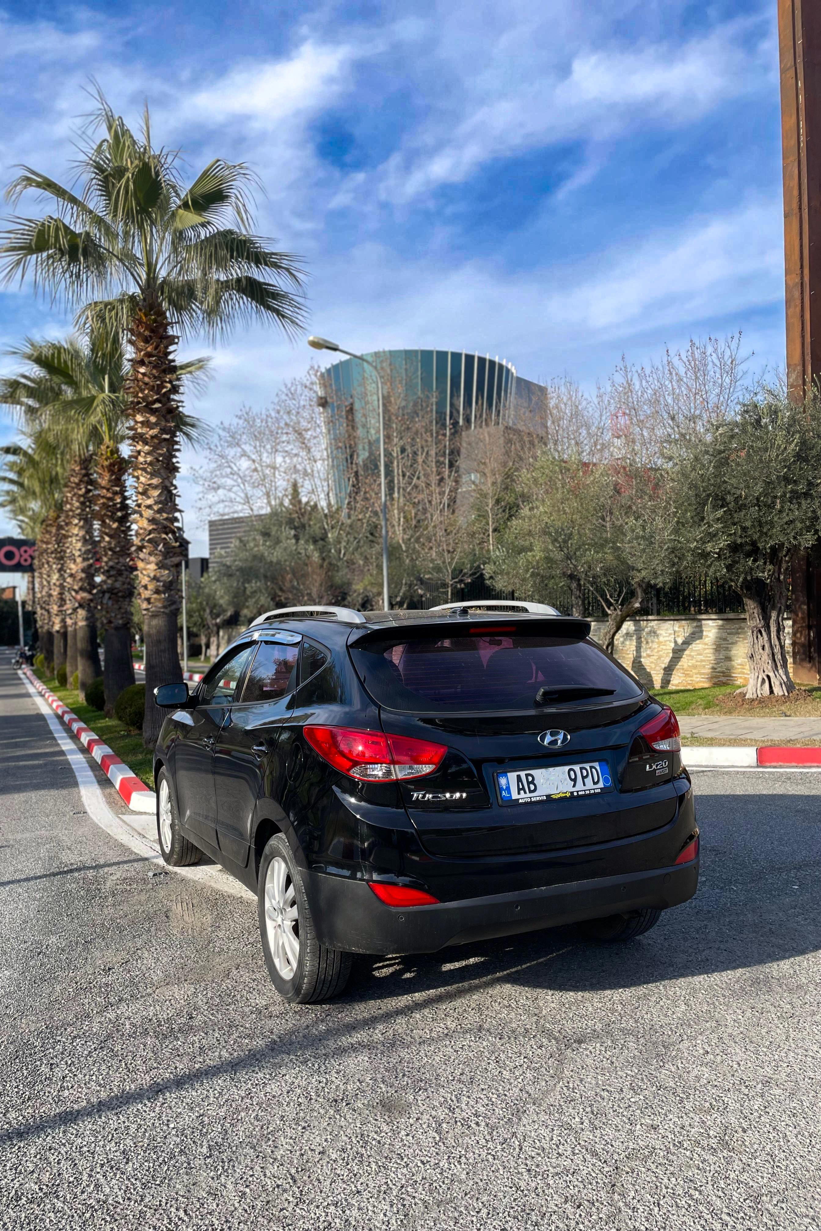 Hyundai Tucson - side view