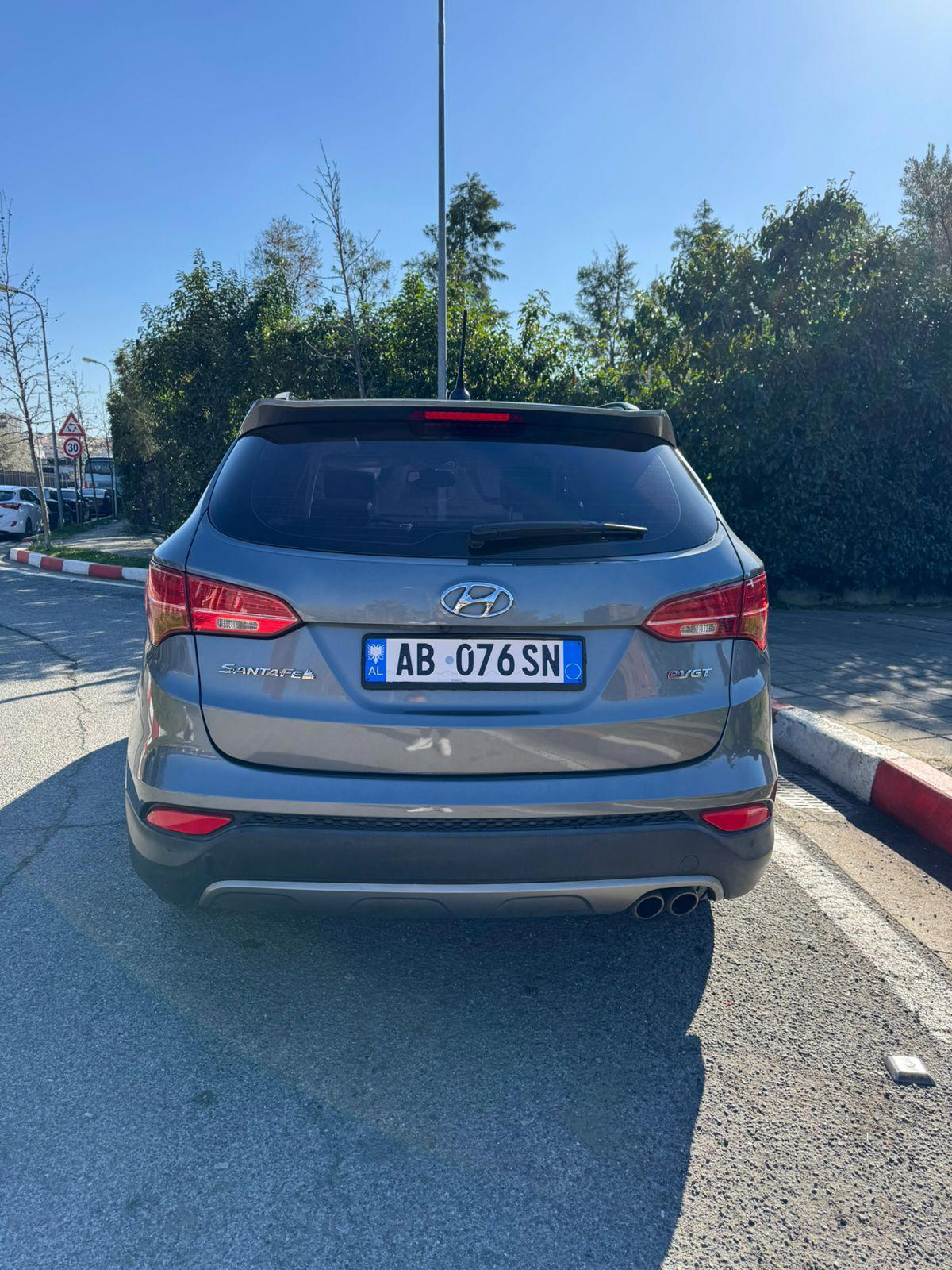 Hyundai Santa Fe - side view