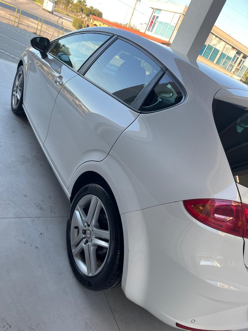 Seat Leon - side view