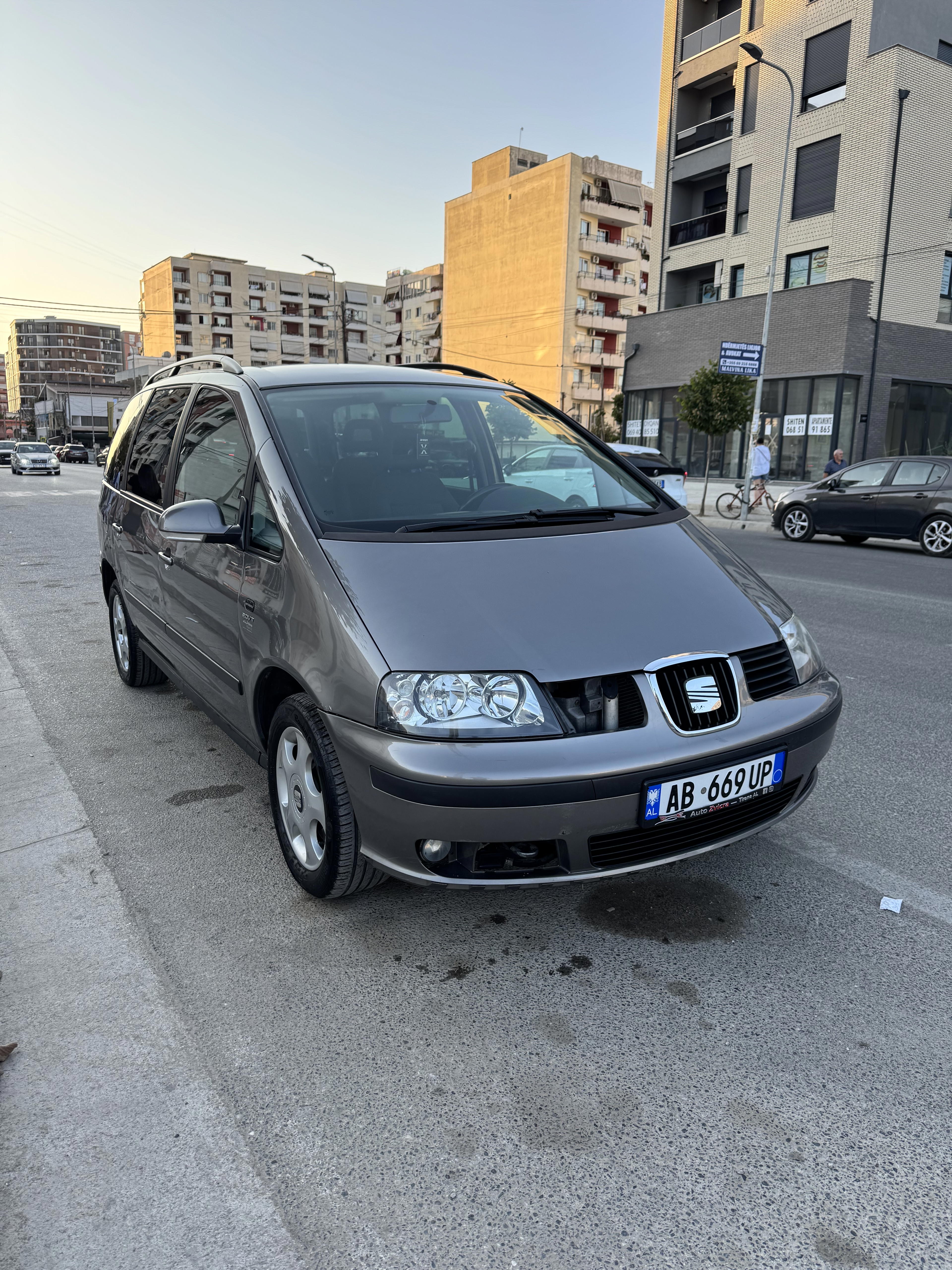 Seat Alhambra - side view