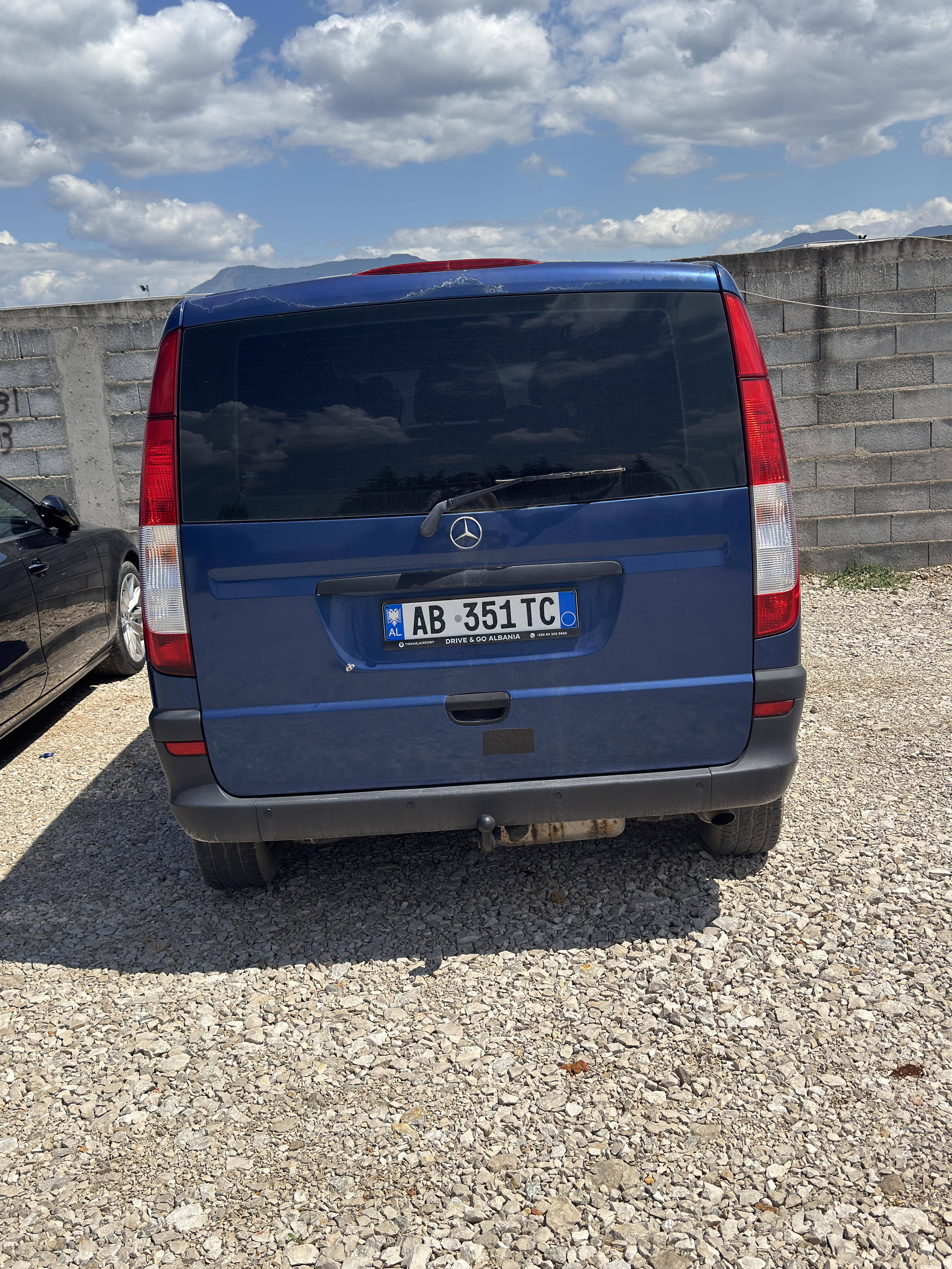 Mercedes-Benz Viano - side view