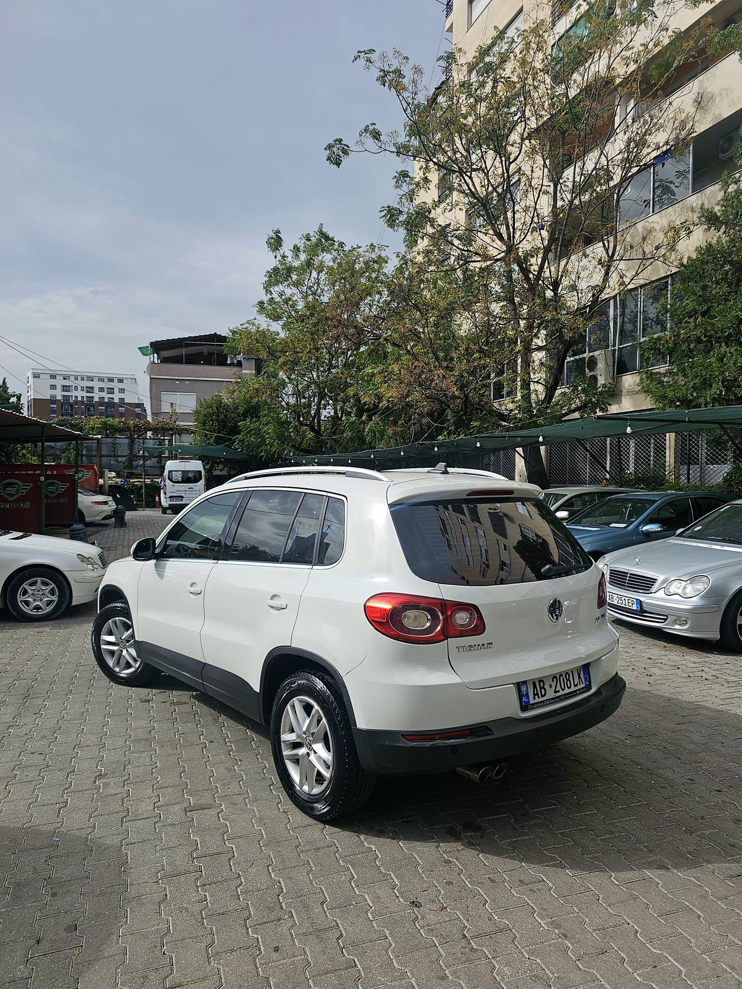 Volkswagen Tiguan - side view