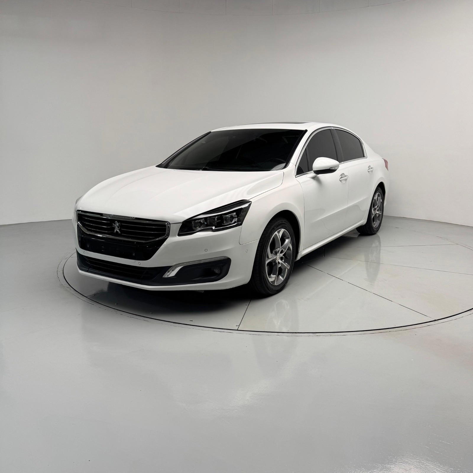 Peugeot 508 - side view
