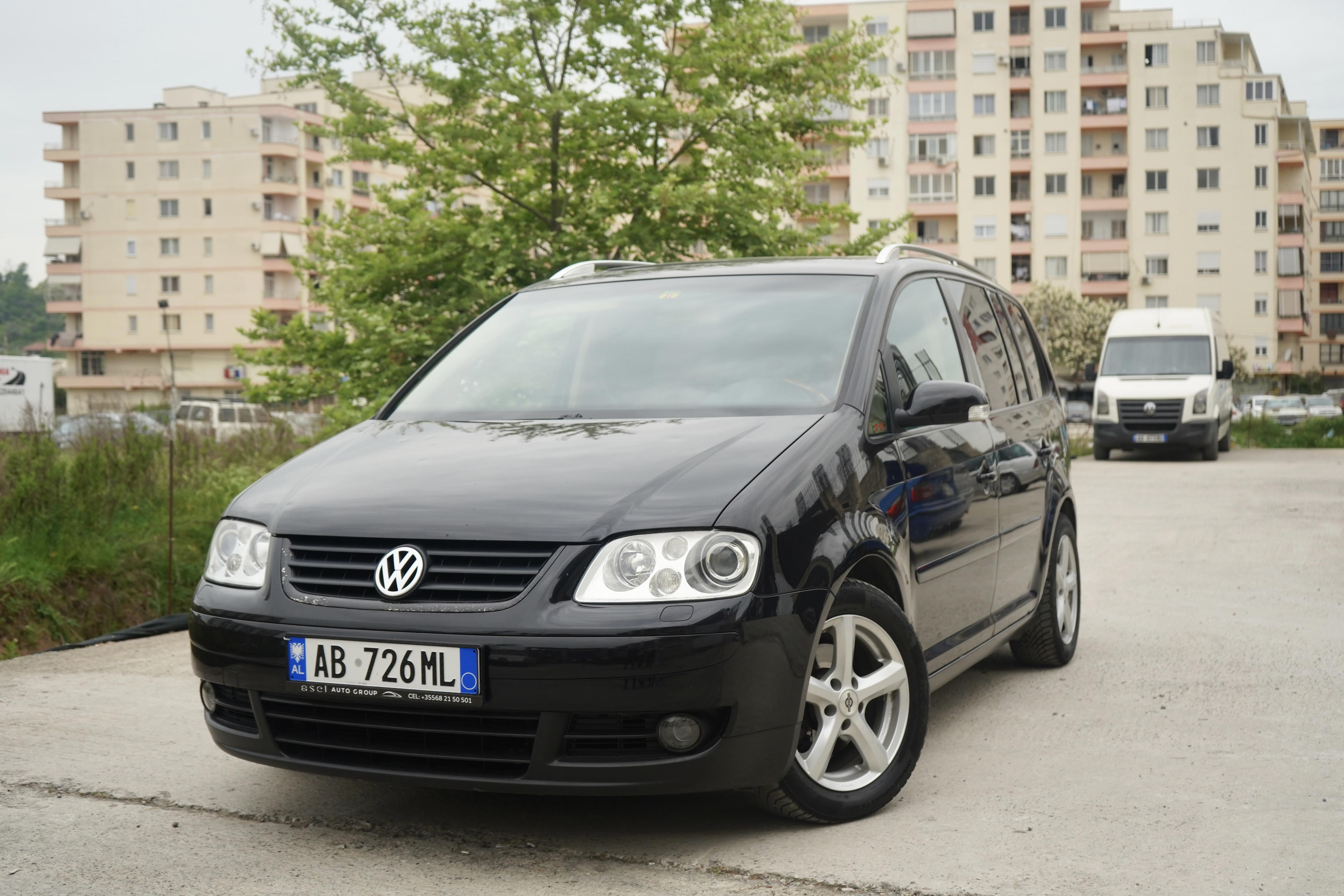 Volkswagen Touran - main photo