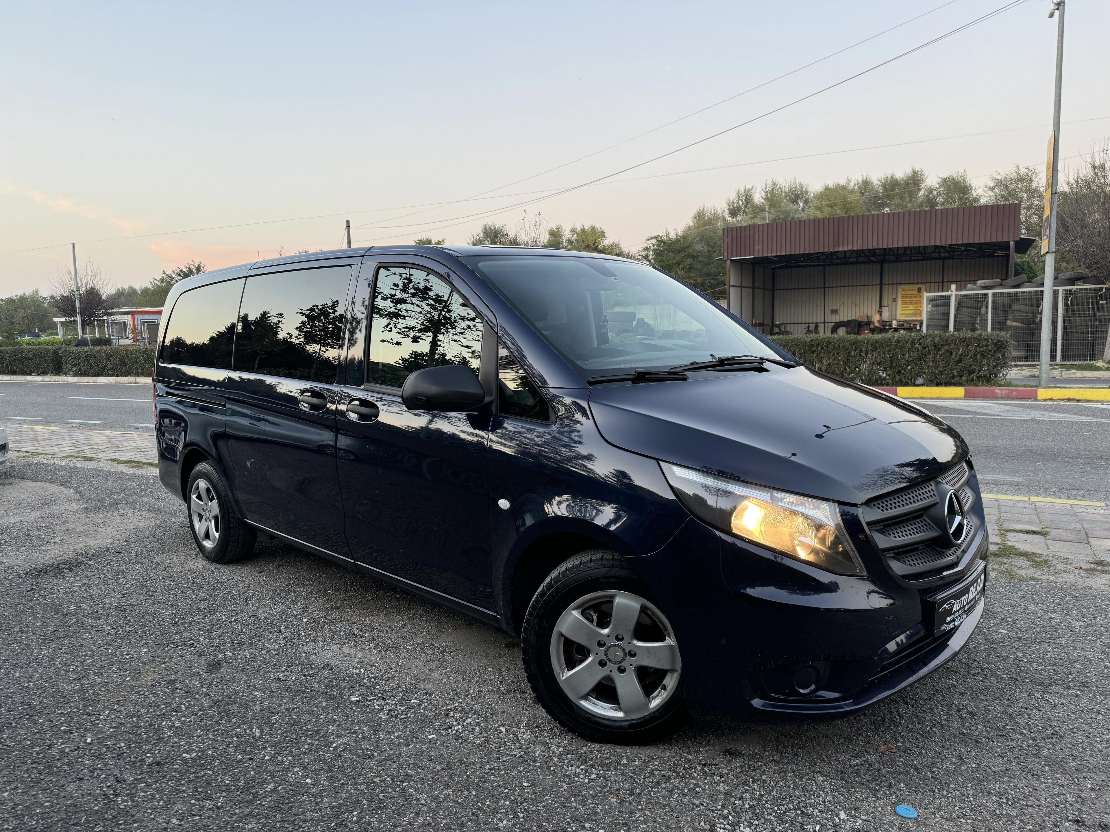Mercedes-Benz Vito - side view
