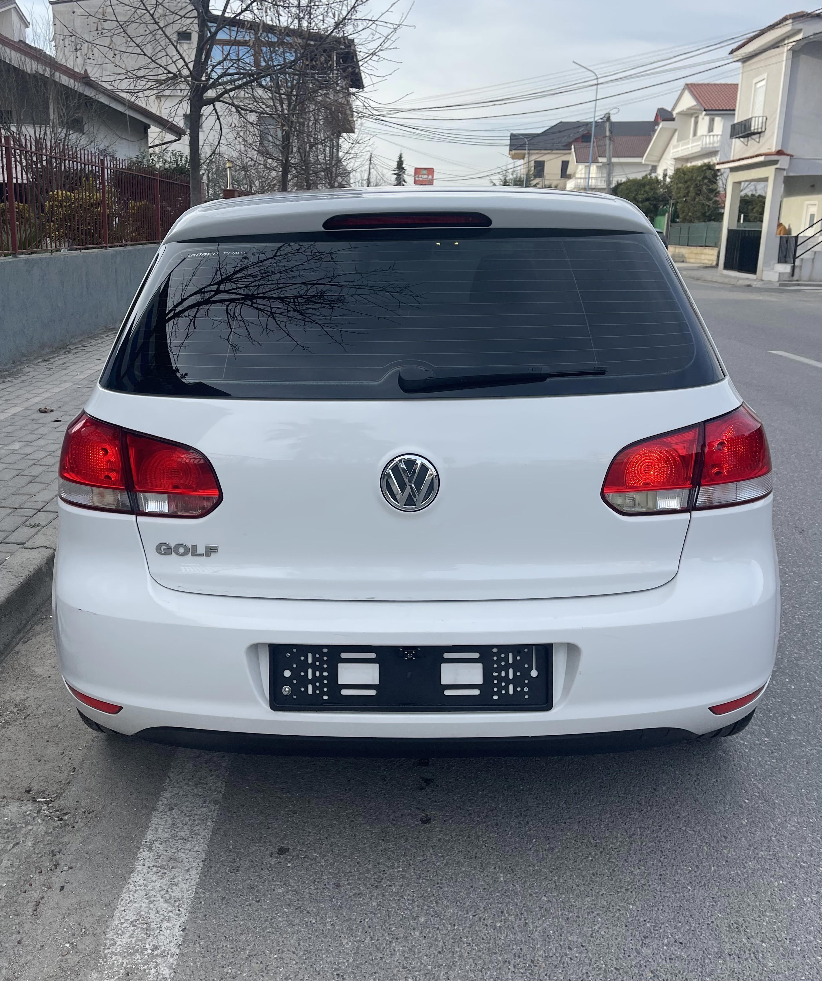 Volkswagen Golf - side view