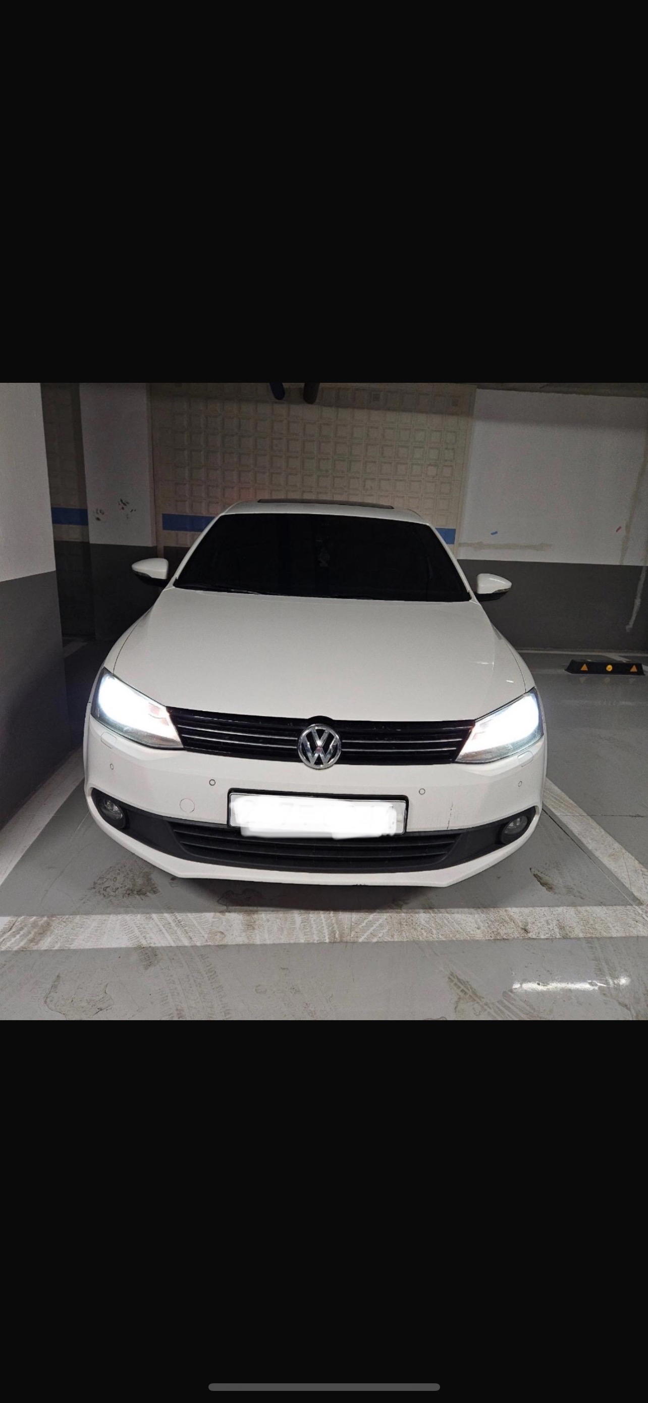 Volkswagen Jetta - side view