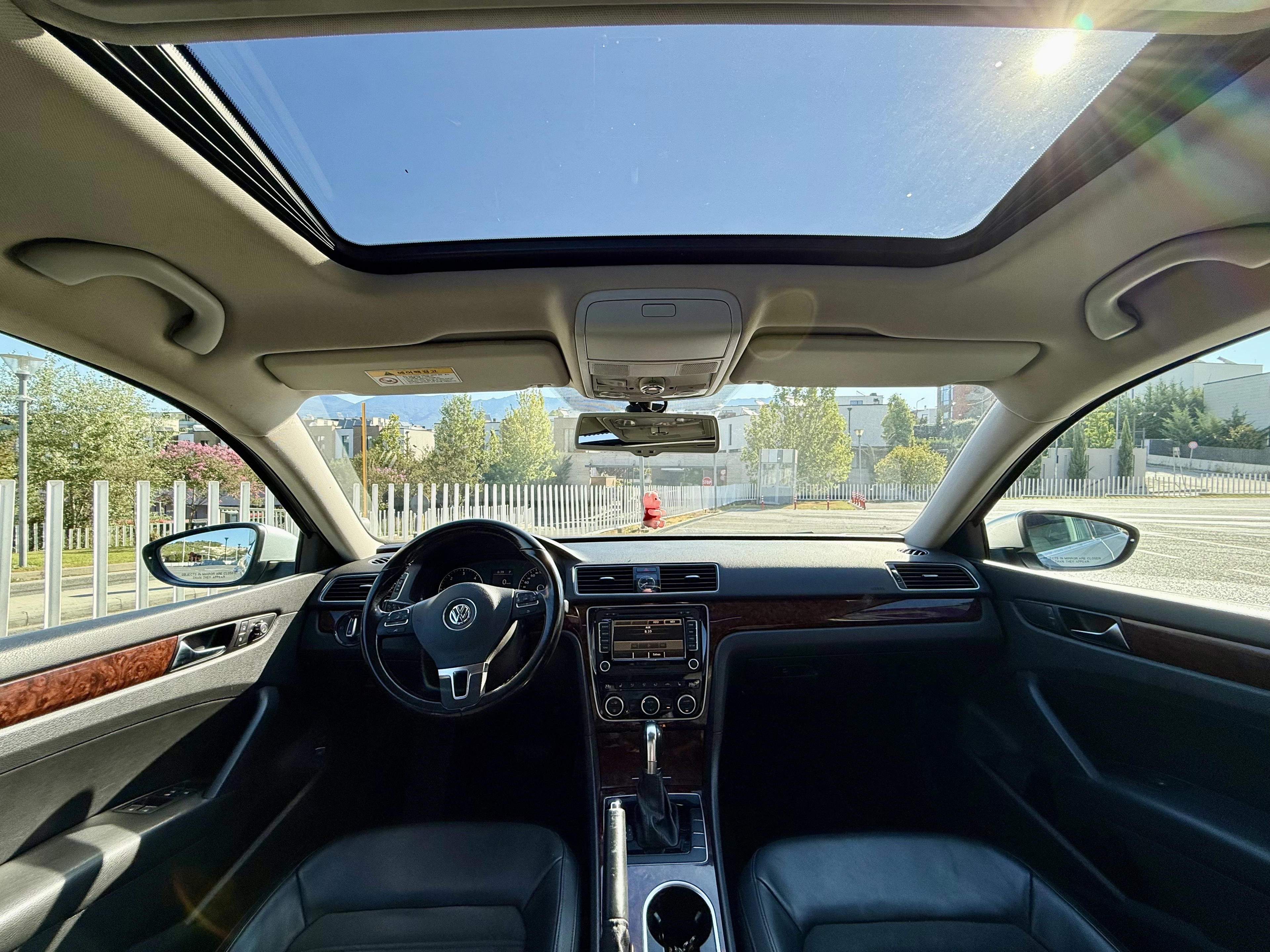 Volkswagen Passat - main photo