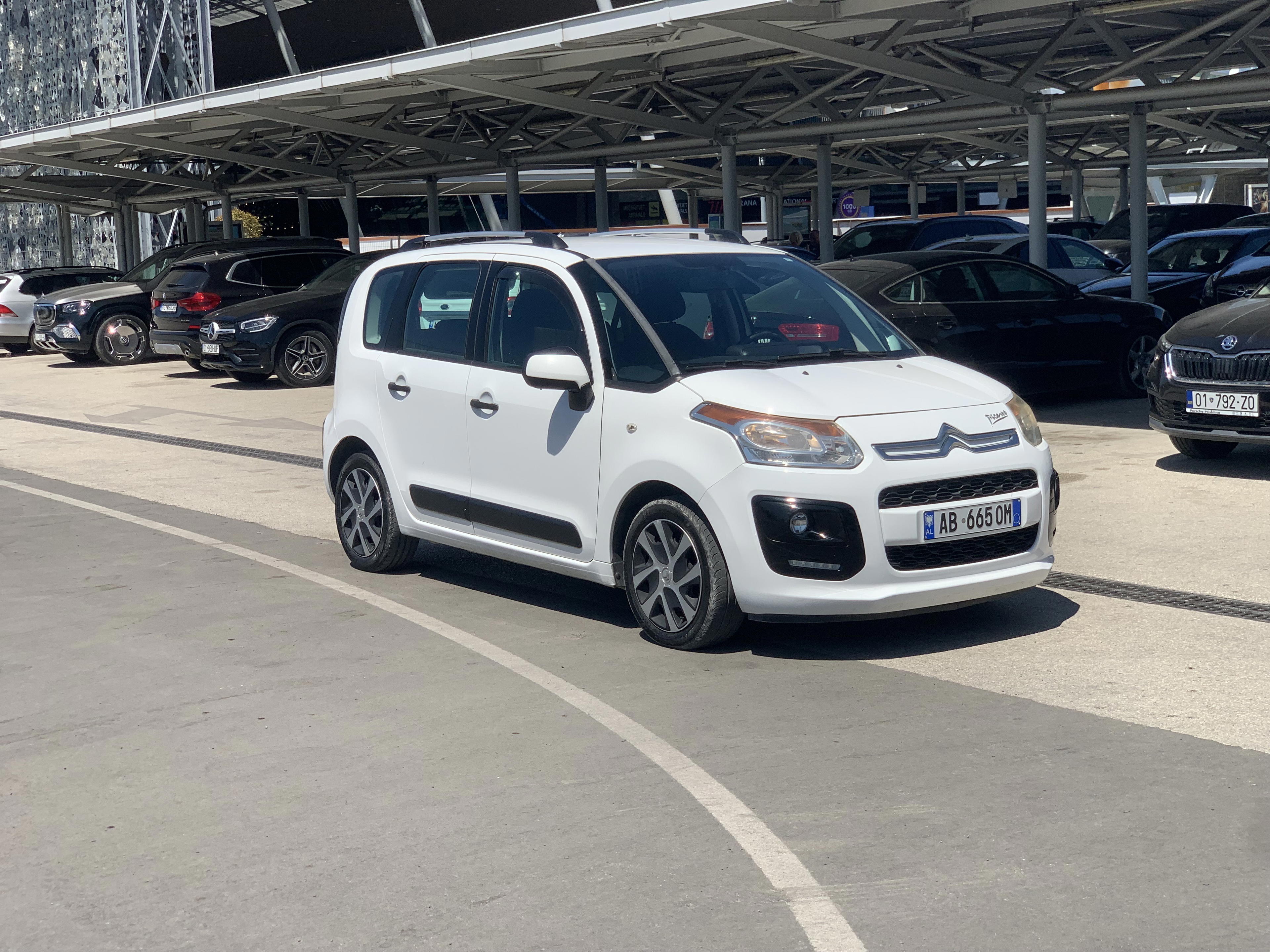 Citroen C4 Picasso - side view