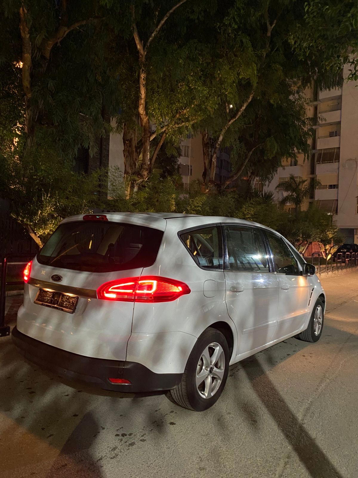Ford C-MAX Energi - side view