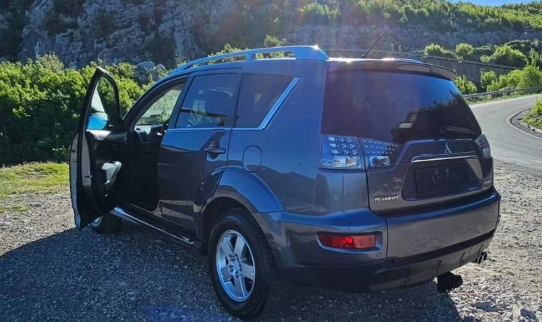 Mitsubishi Outlander - side view