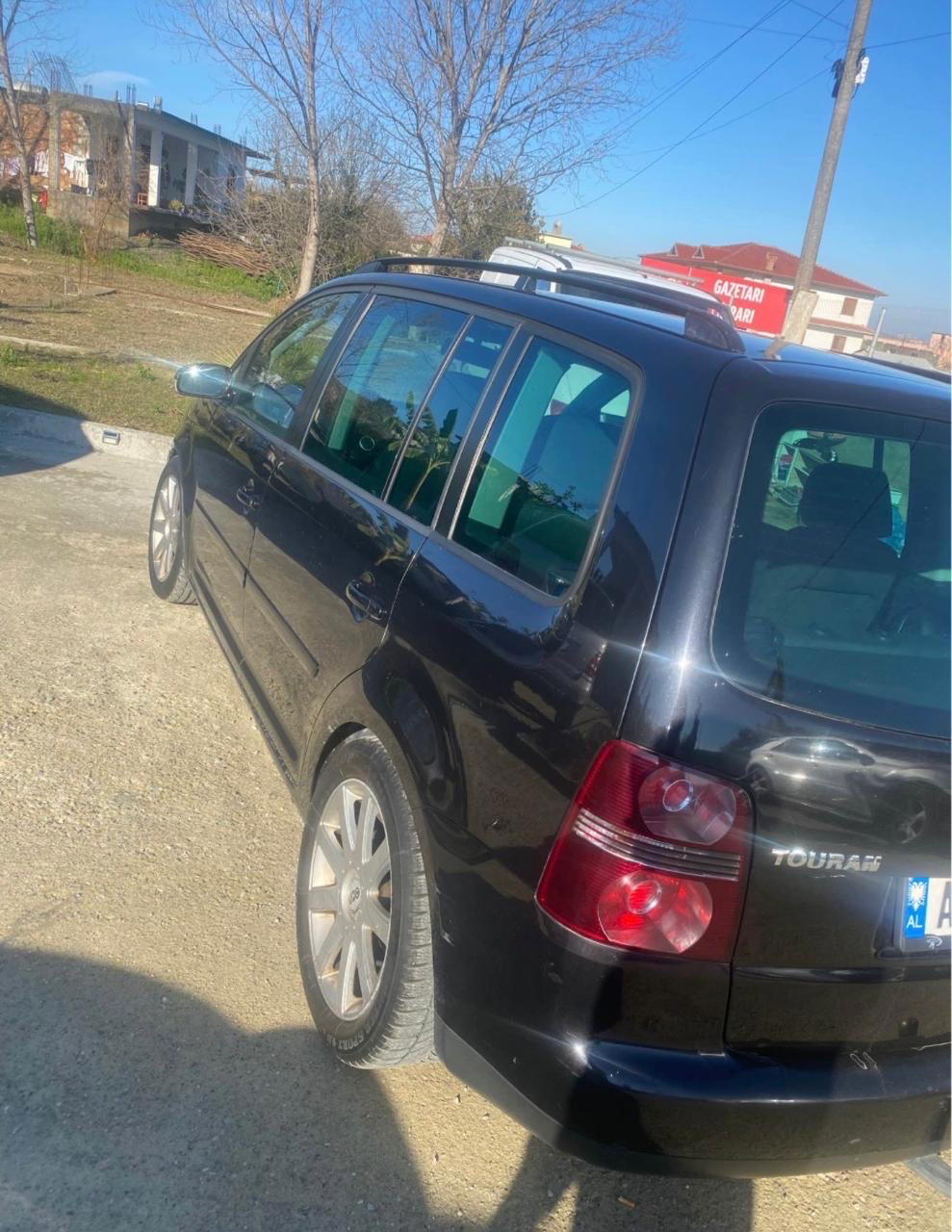 Volkswagen Touran - main photo