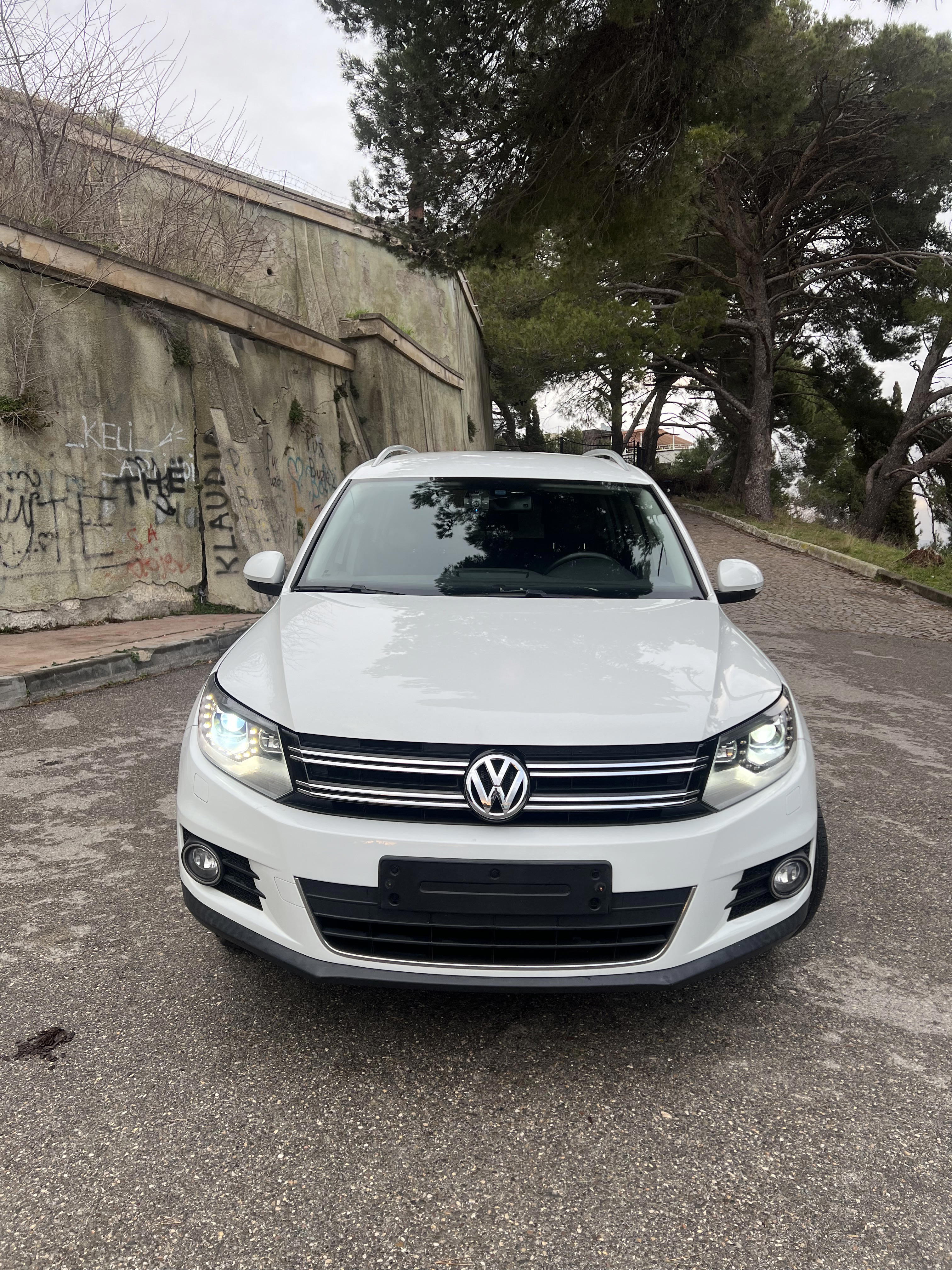 Volkswagen Tiguan - side view