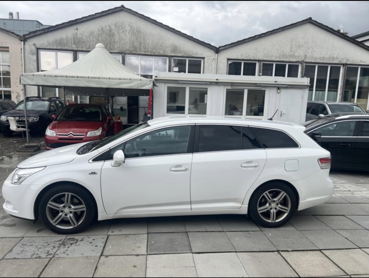 Toyota Prius v - side view