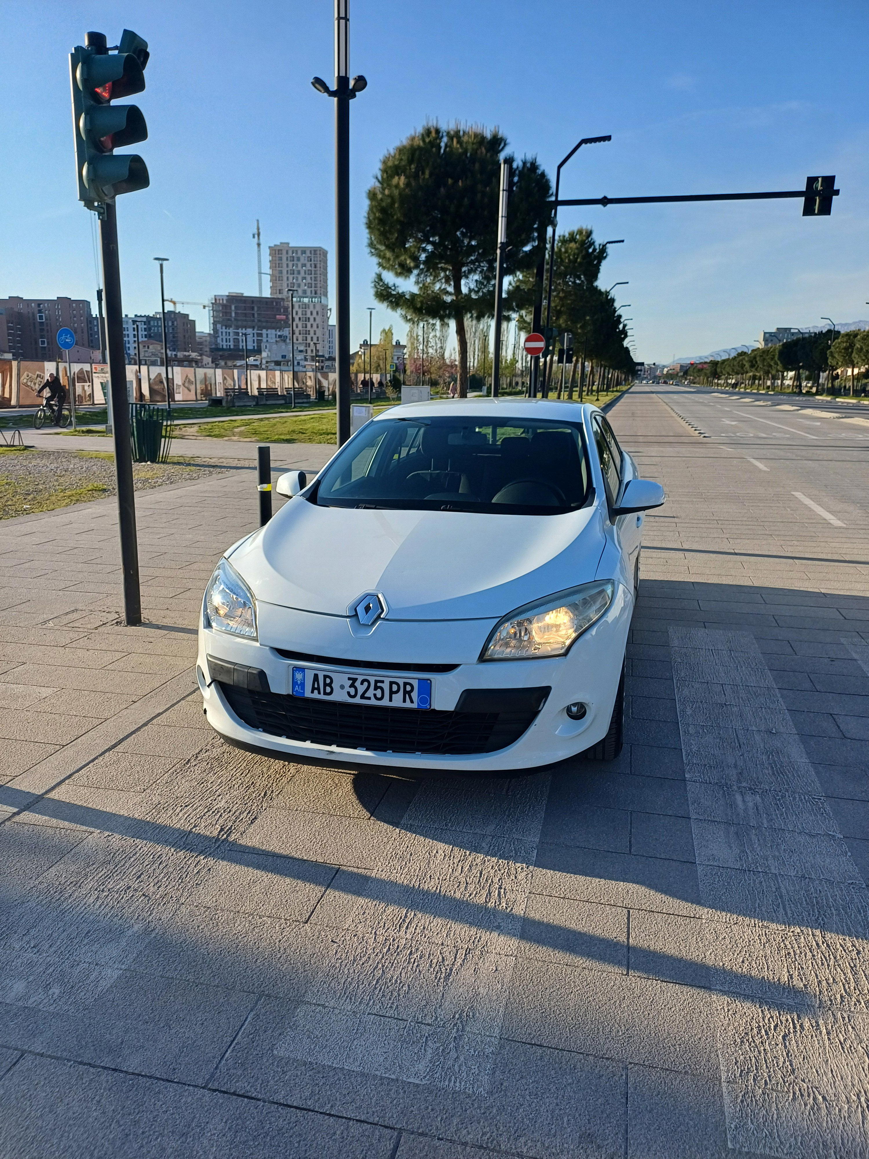 Renault Megane - side view