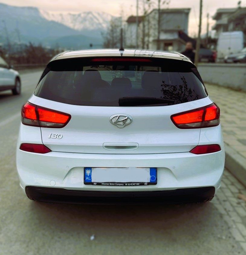 Hyundai I30 - side view