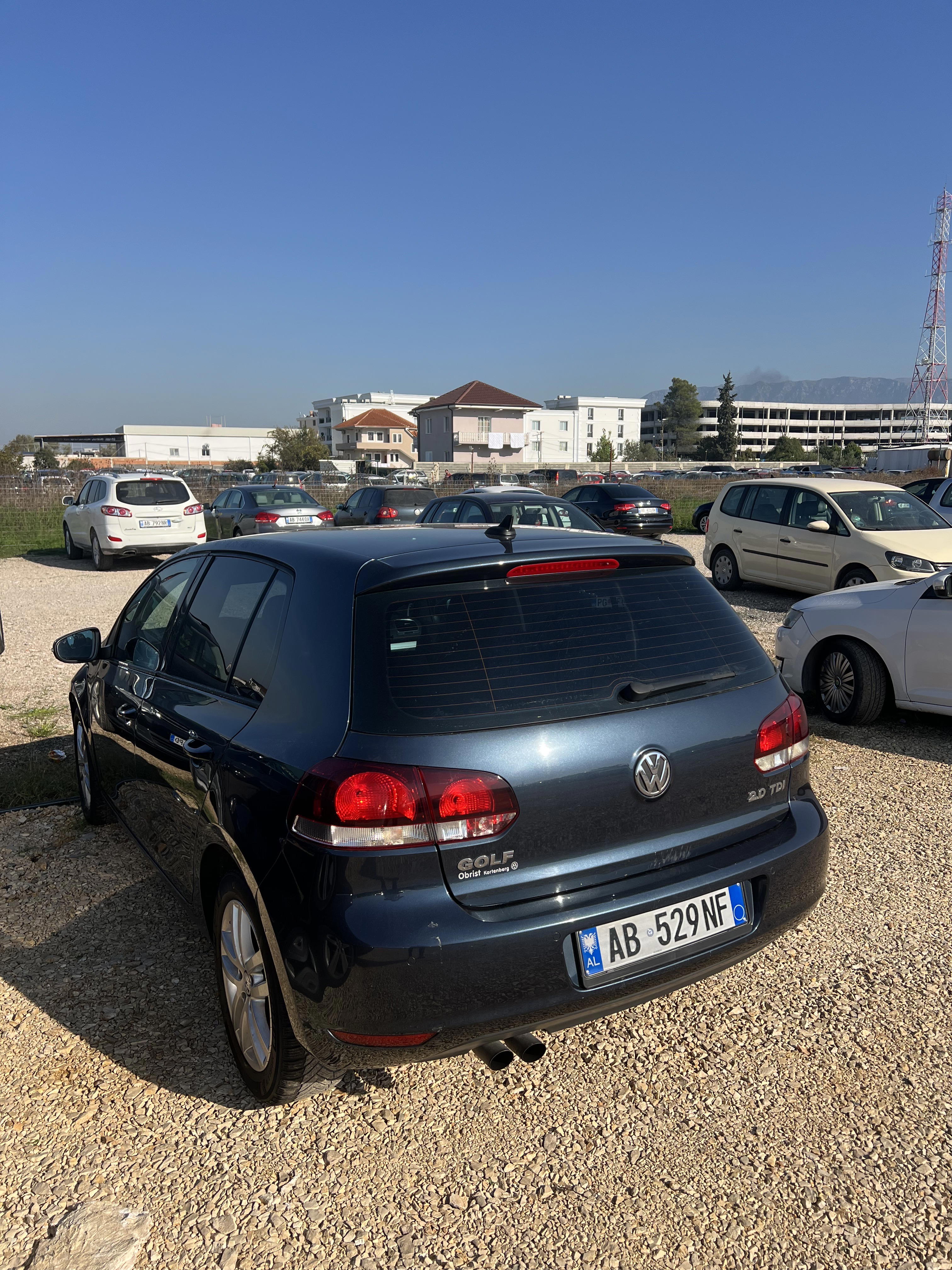 Volkswagen Golf - side view