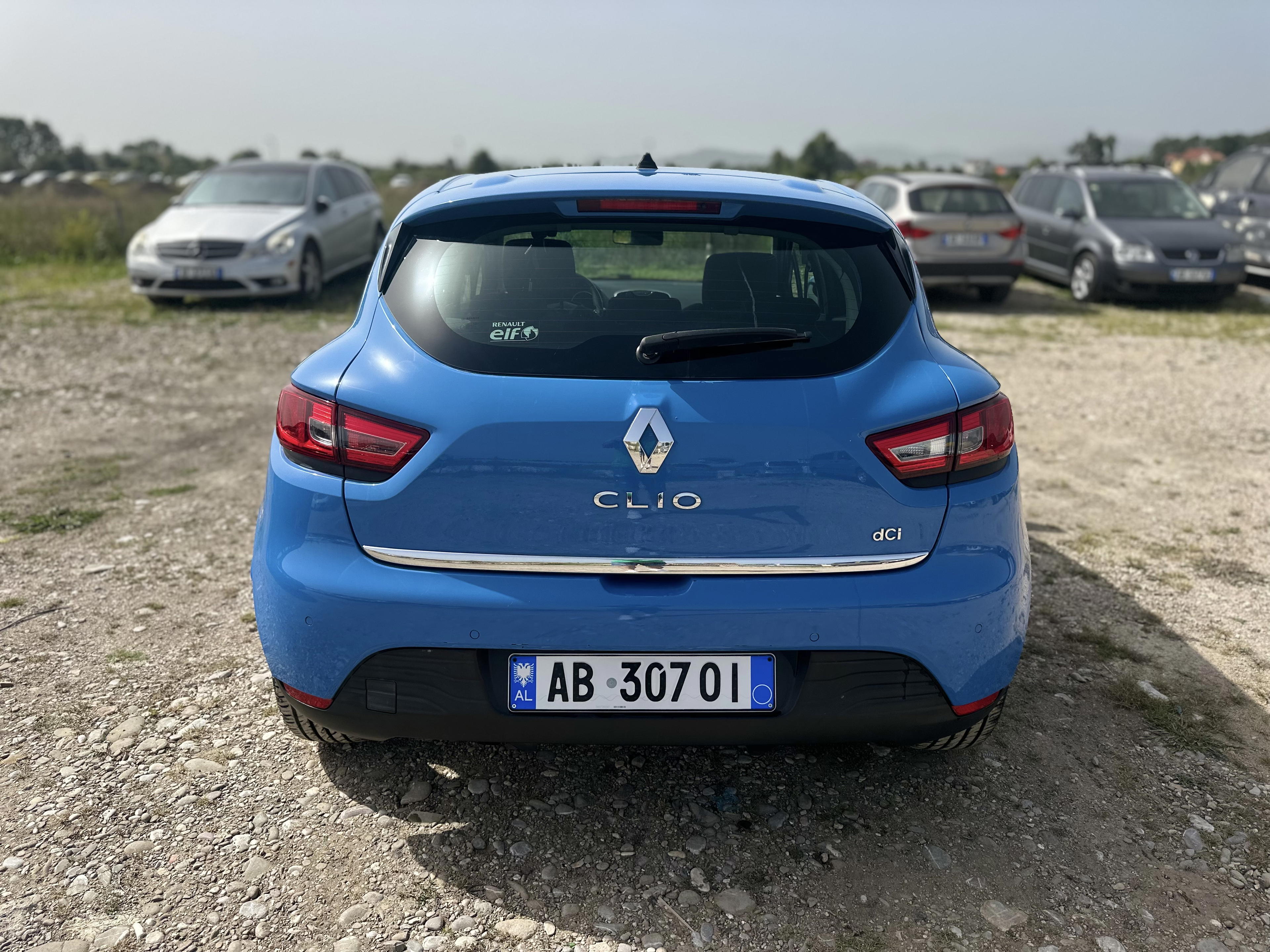 Renault Clio - side view