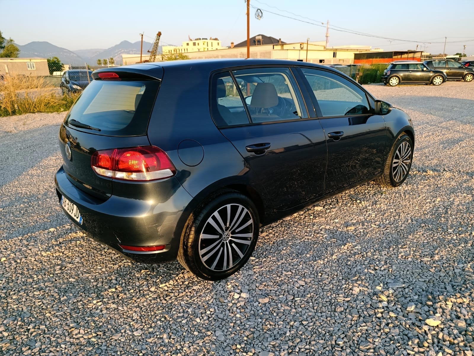 Volkswagen Golf - side view
