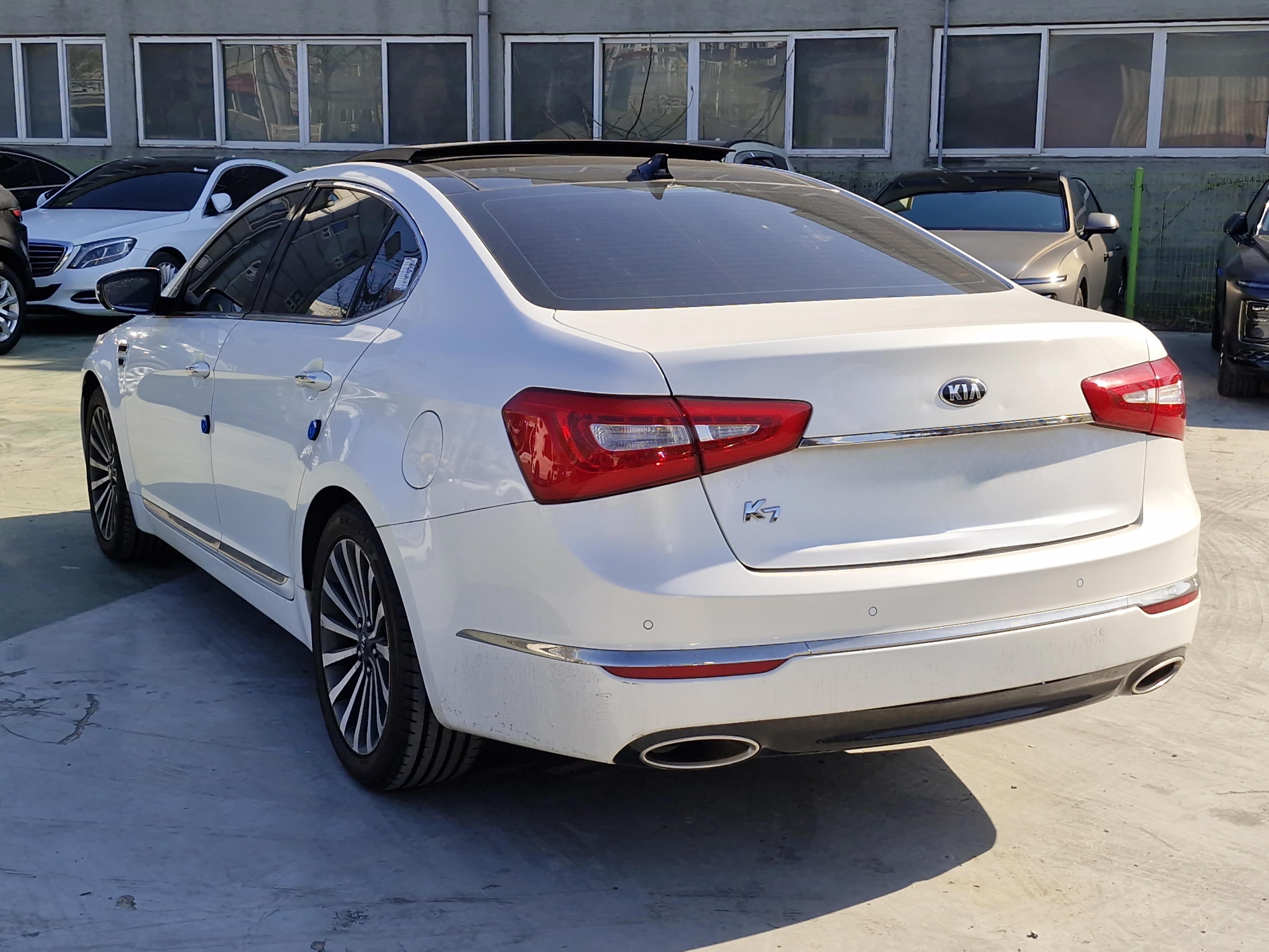 Kia K900 - side view