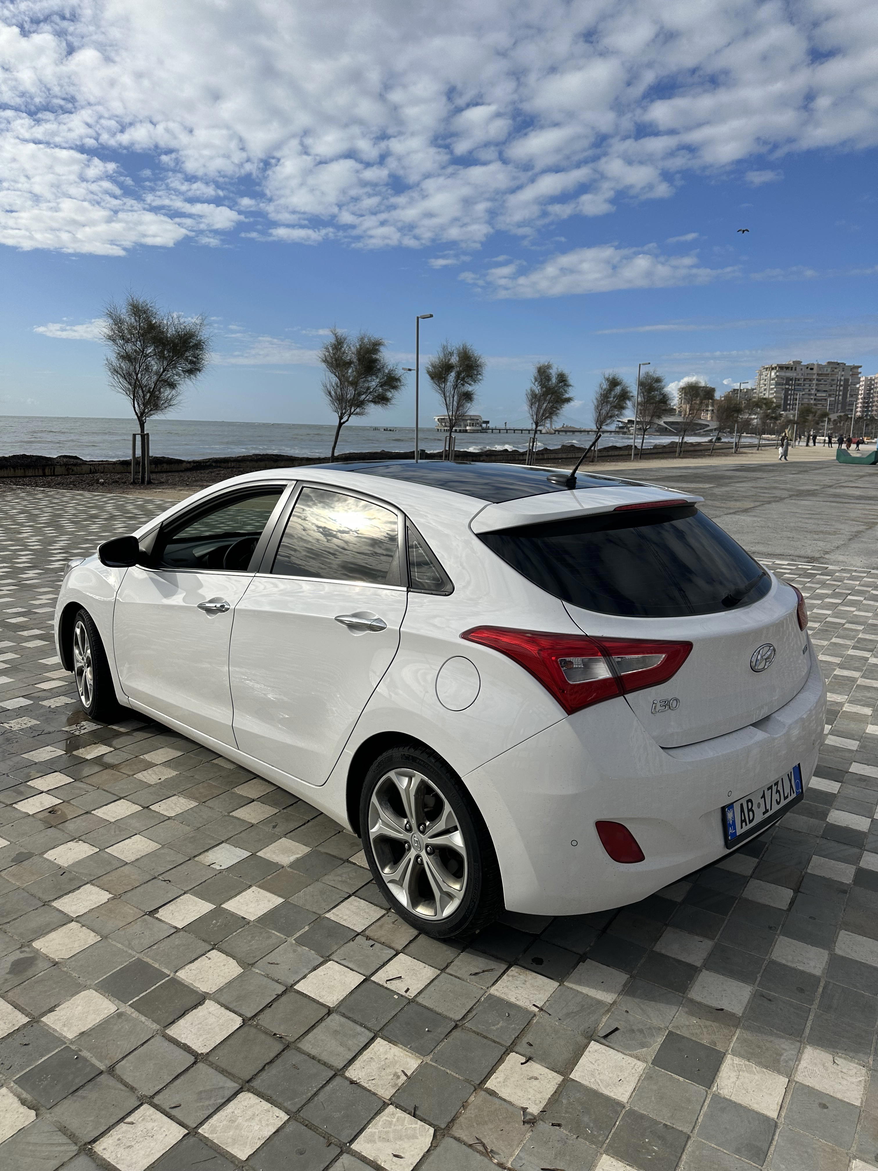 Hyundai Elantra - side view