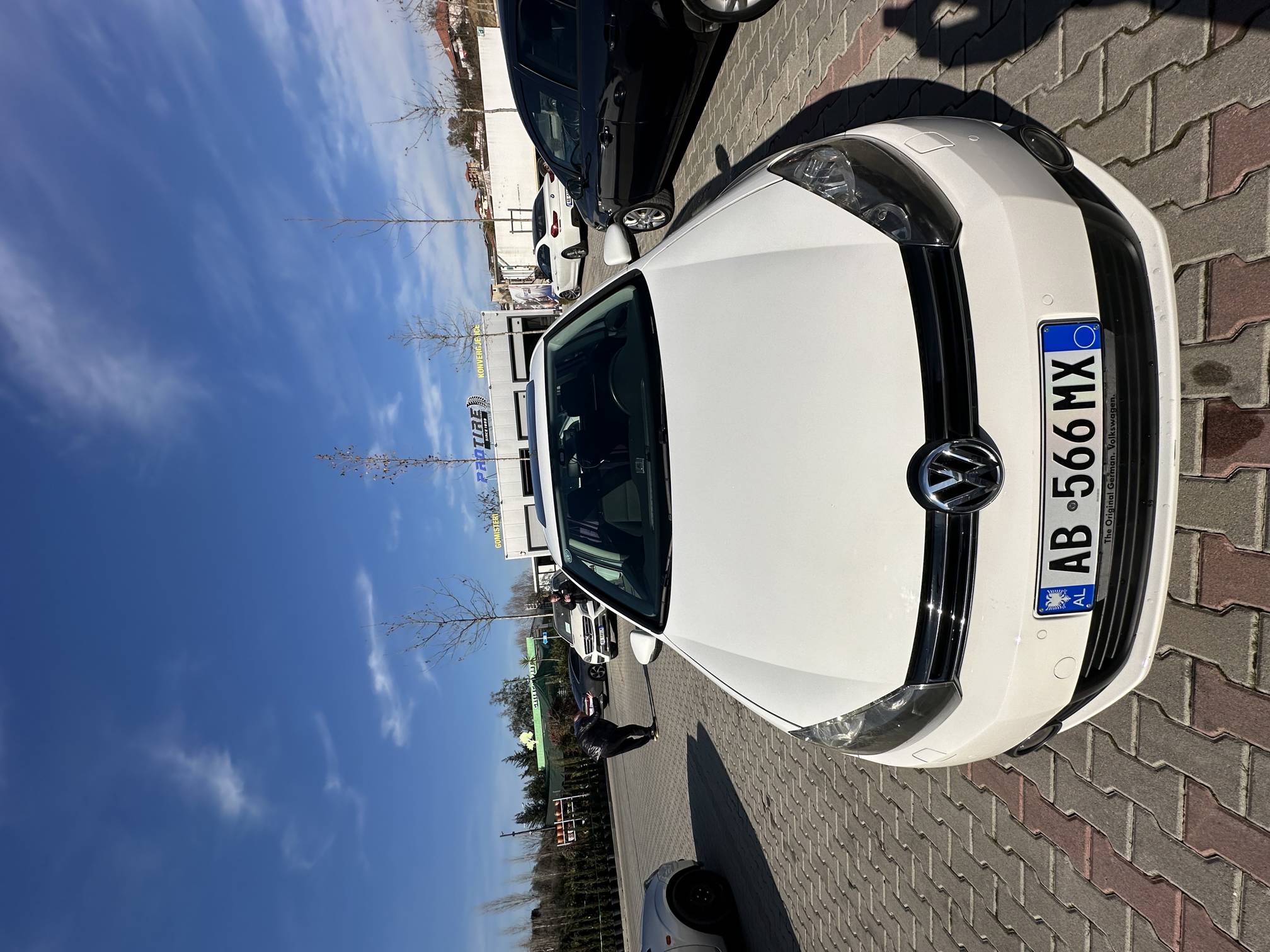 Volkswagen Golf - side view