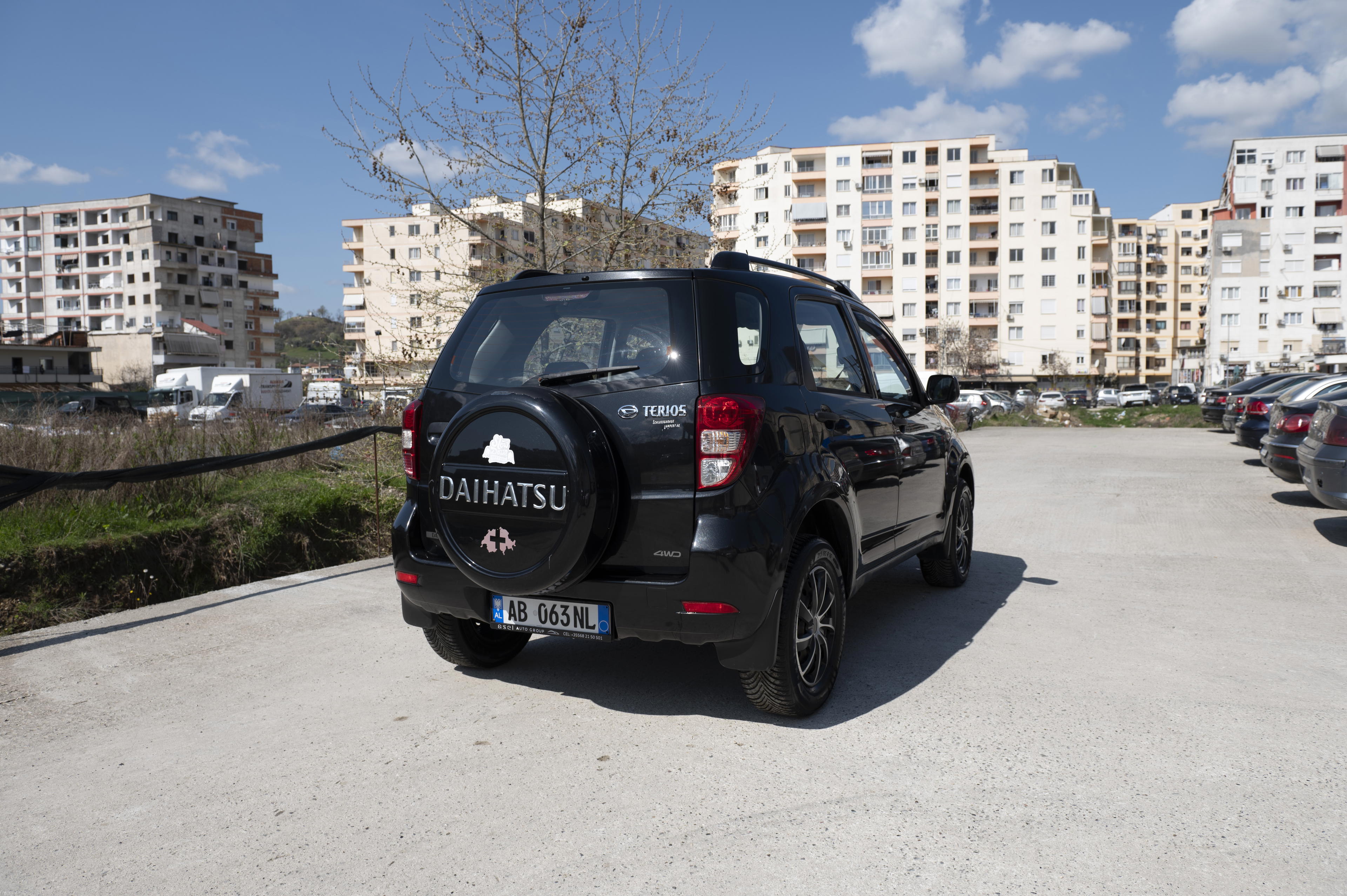 Daihatsu Rocky - side view