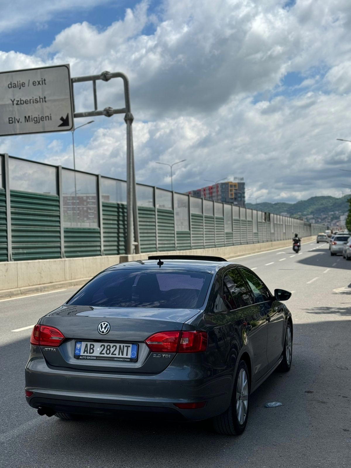 Volkswagen Jetta - side view