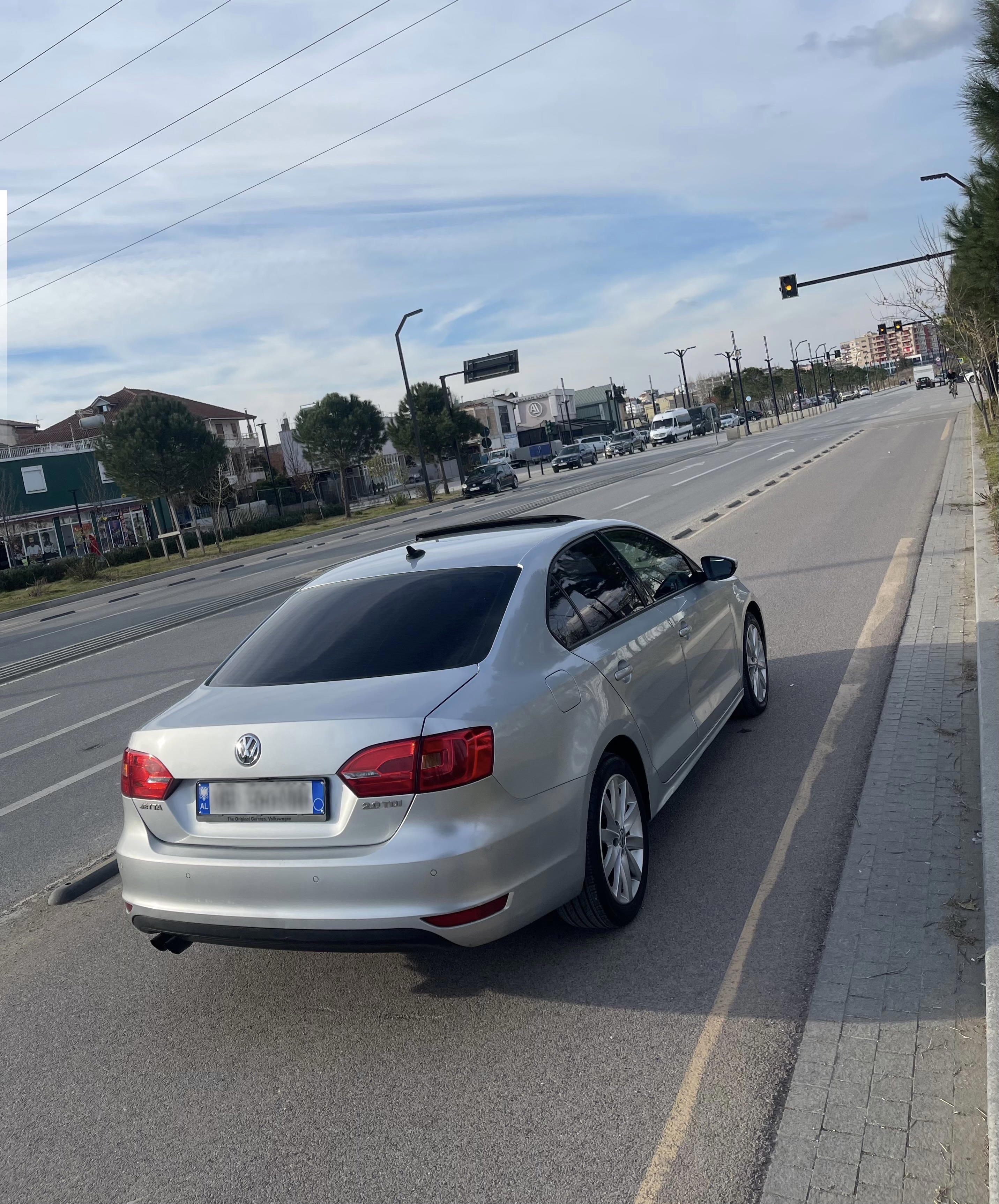 Volkswagen Jetta - side view
