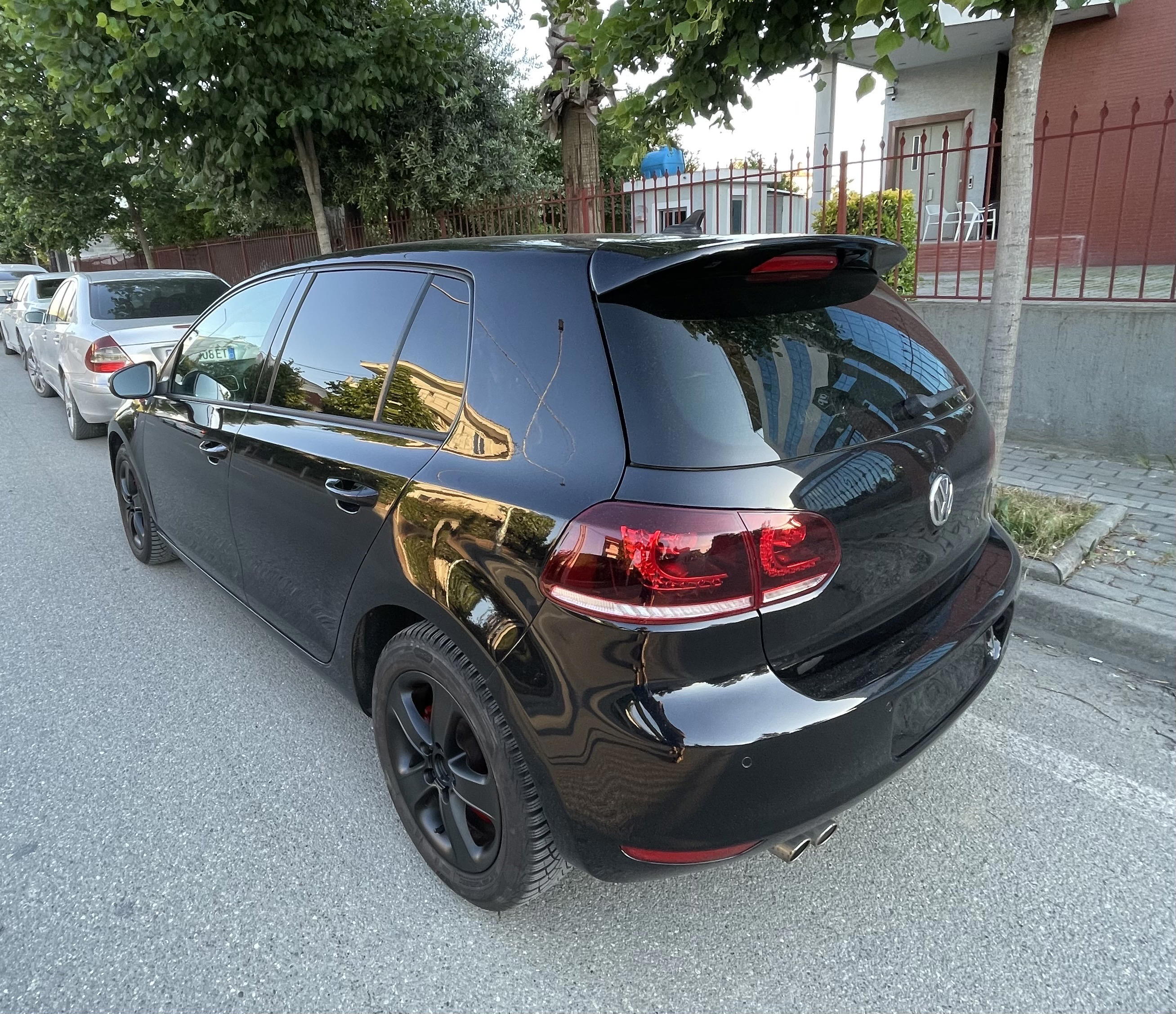 Volkswagen Golf - side view