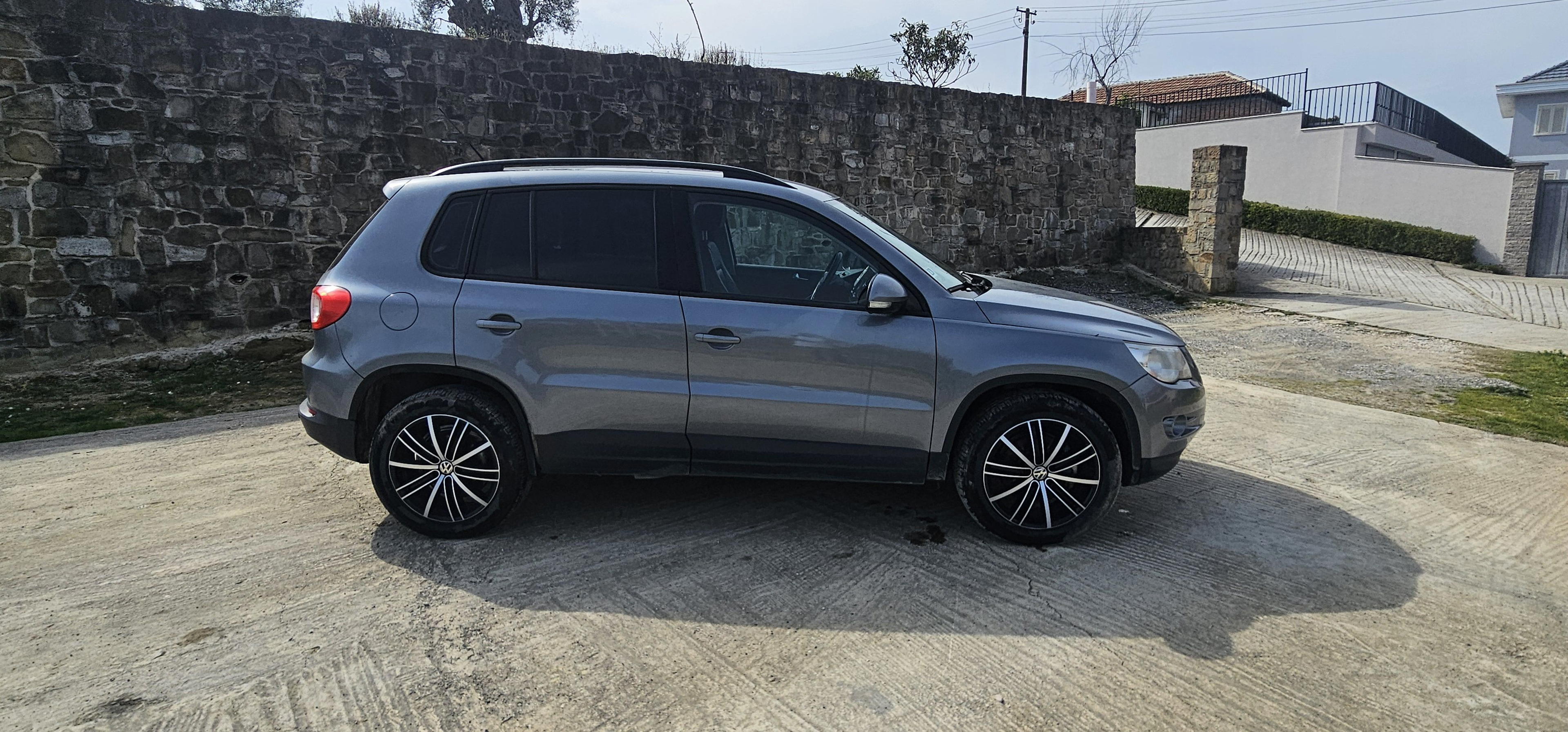 Volkswagen Tiguan - side view