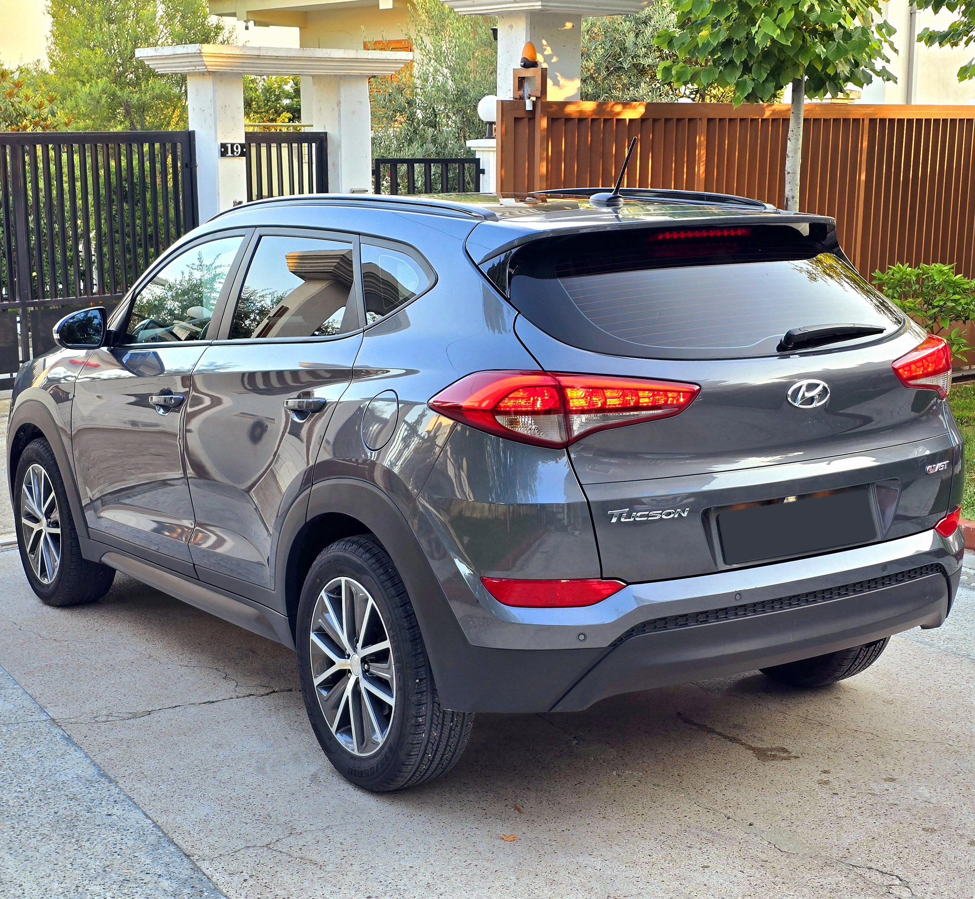 Hyundai Tucson - side view