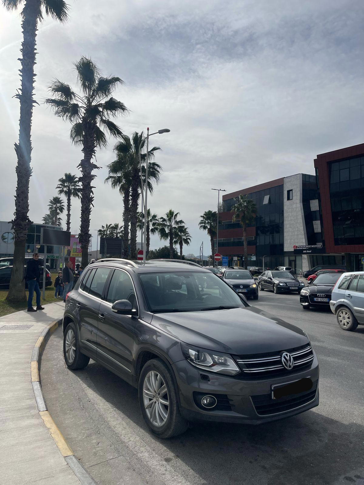 Volkswagen Tiguan - side view
