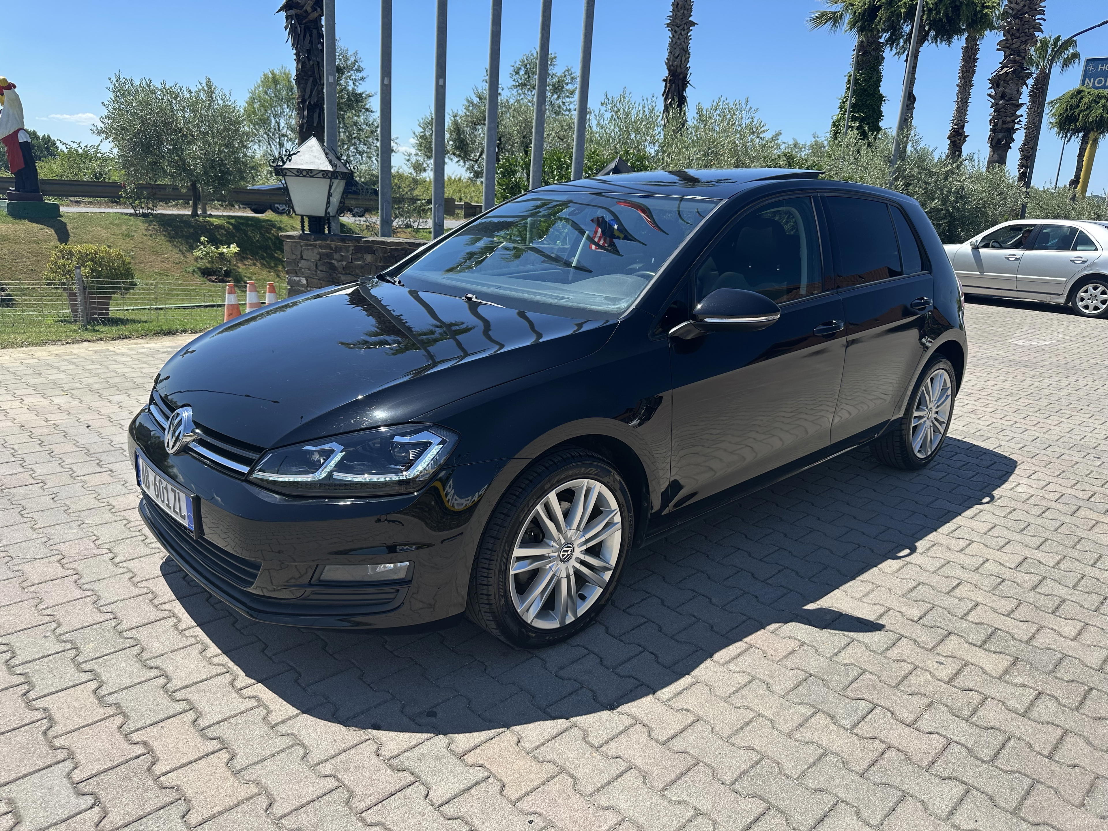 Volkswagen Golf - side view