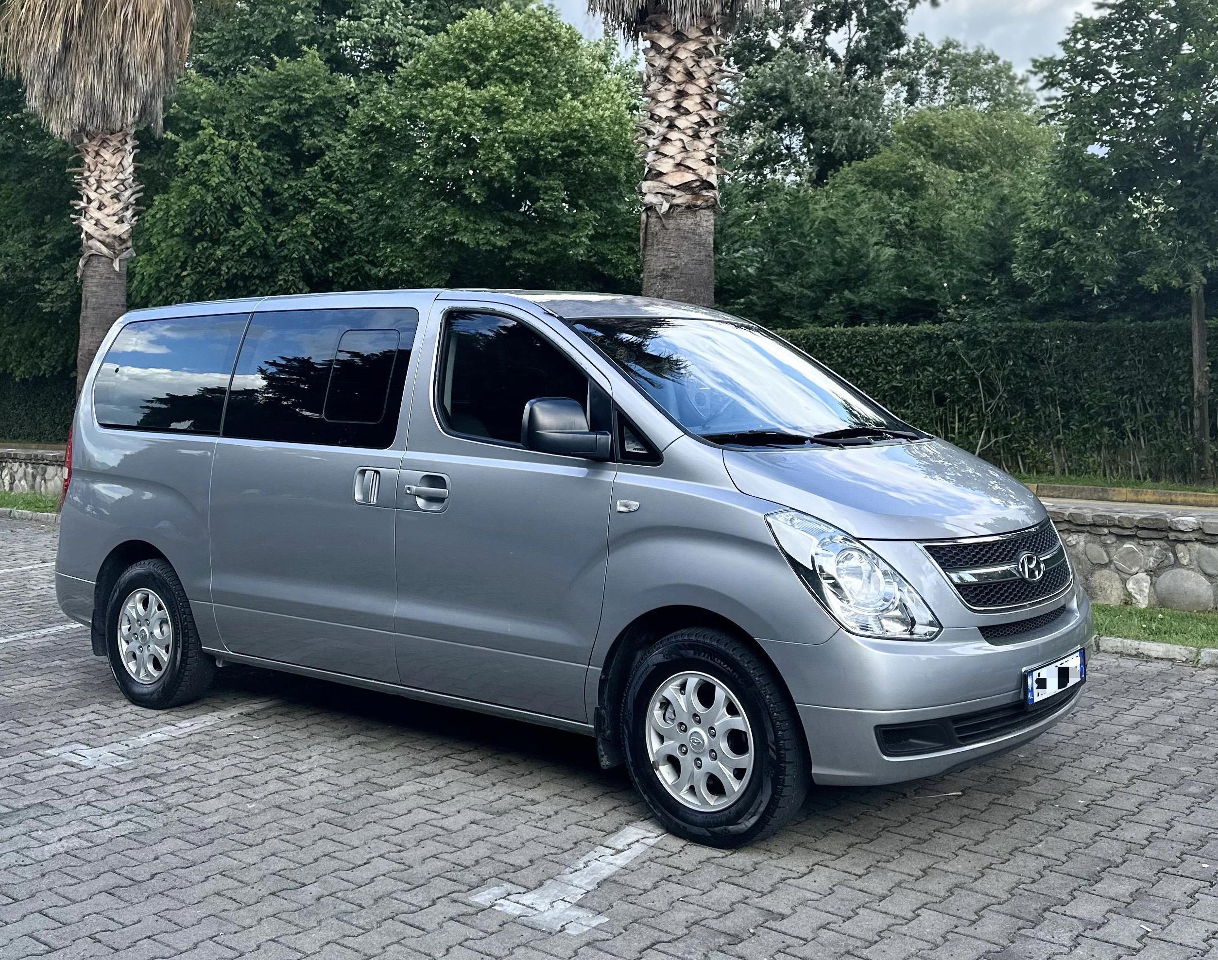 Hyundai Starex - side view