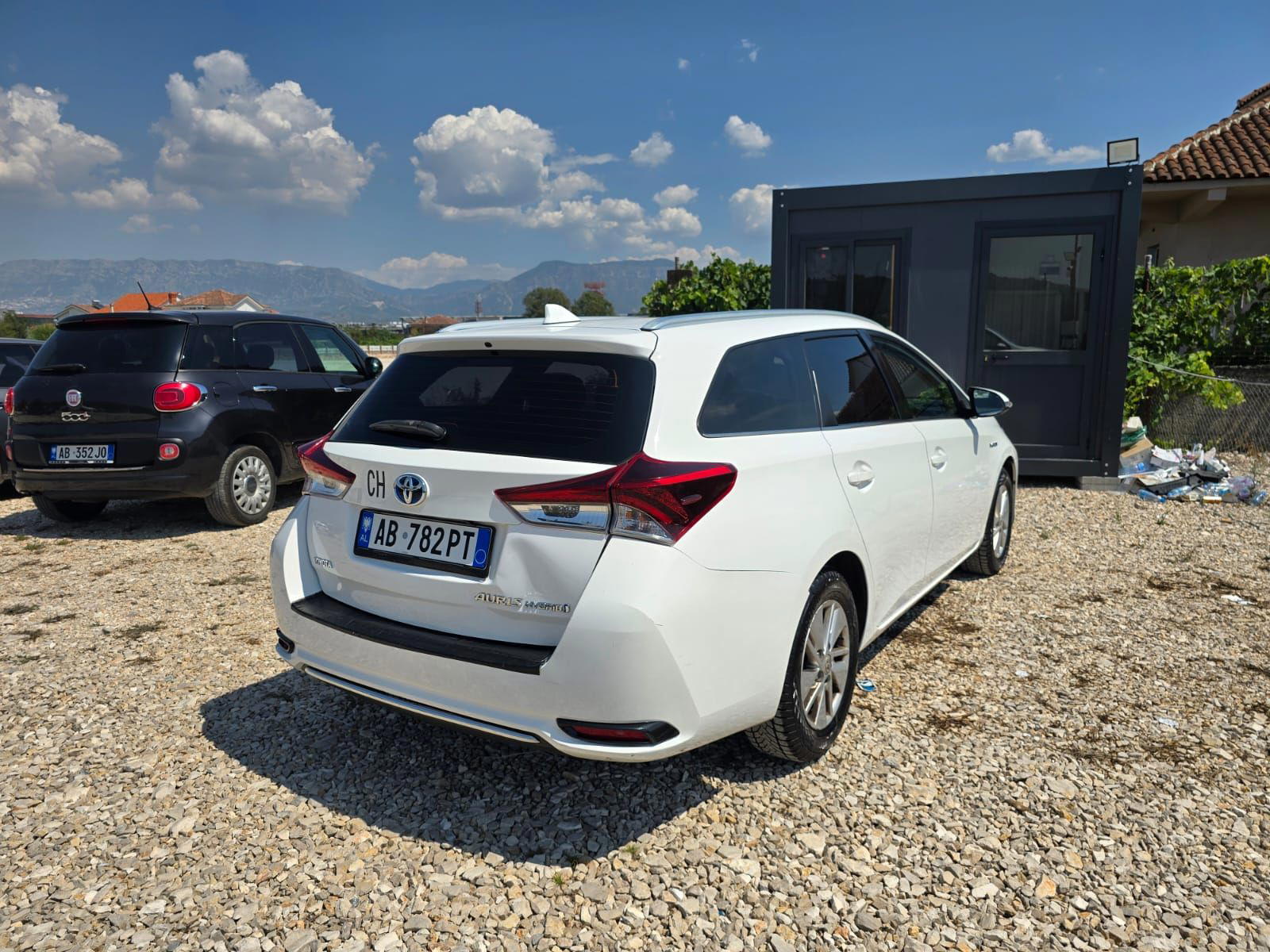 Toyota Auris - side view