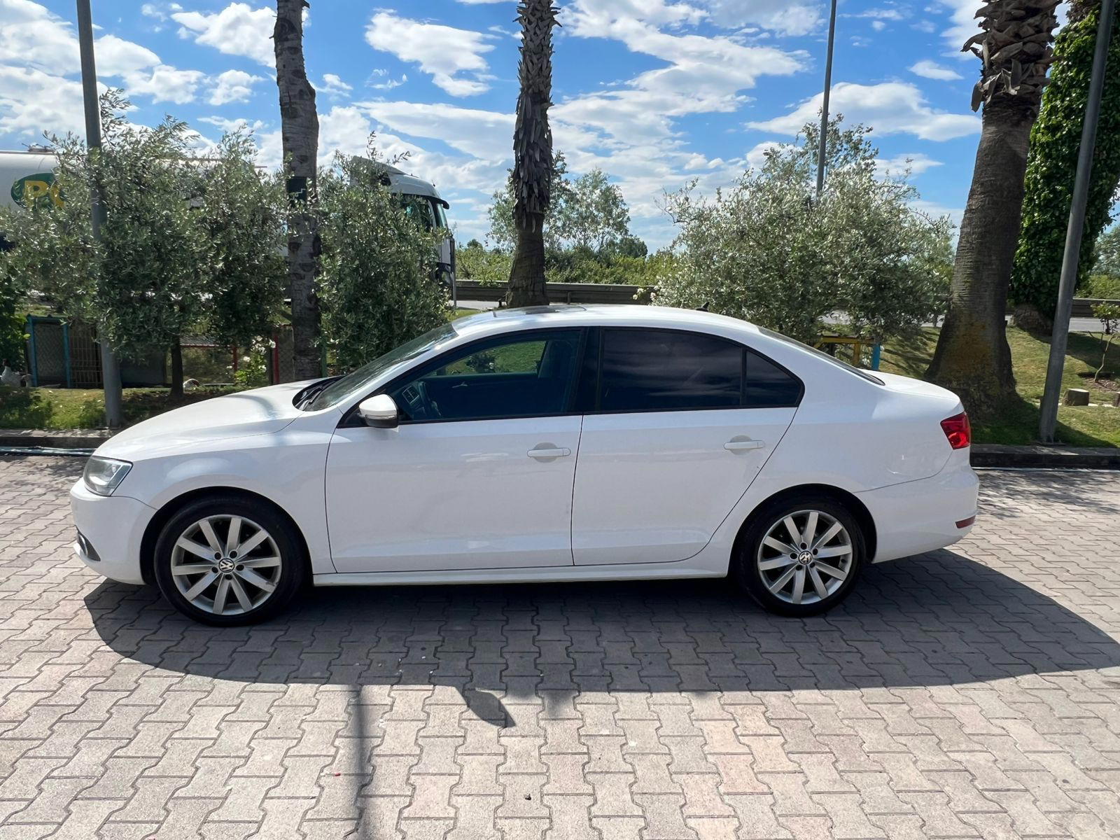 Volkswagen Jetta - main photo