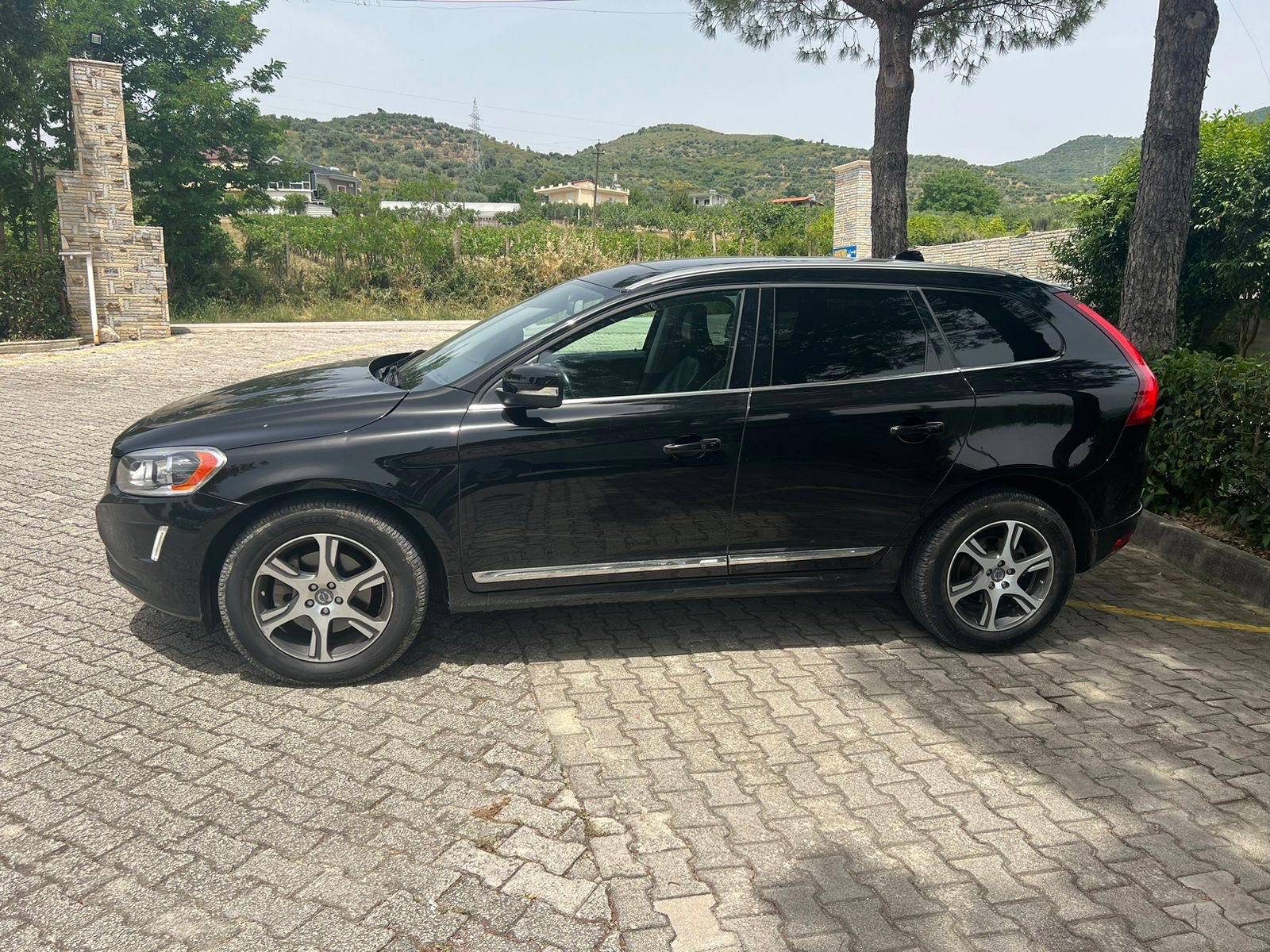 Volvo XC60 - side view