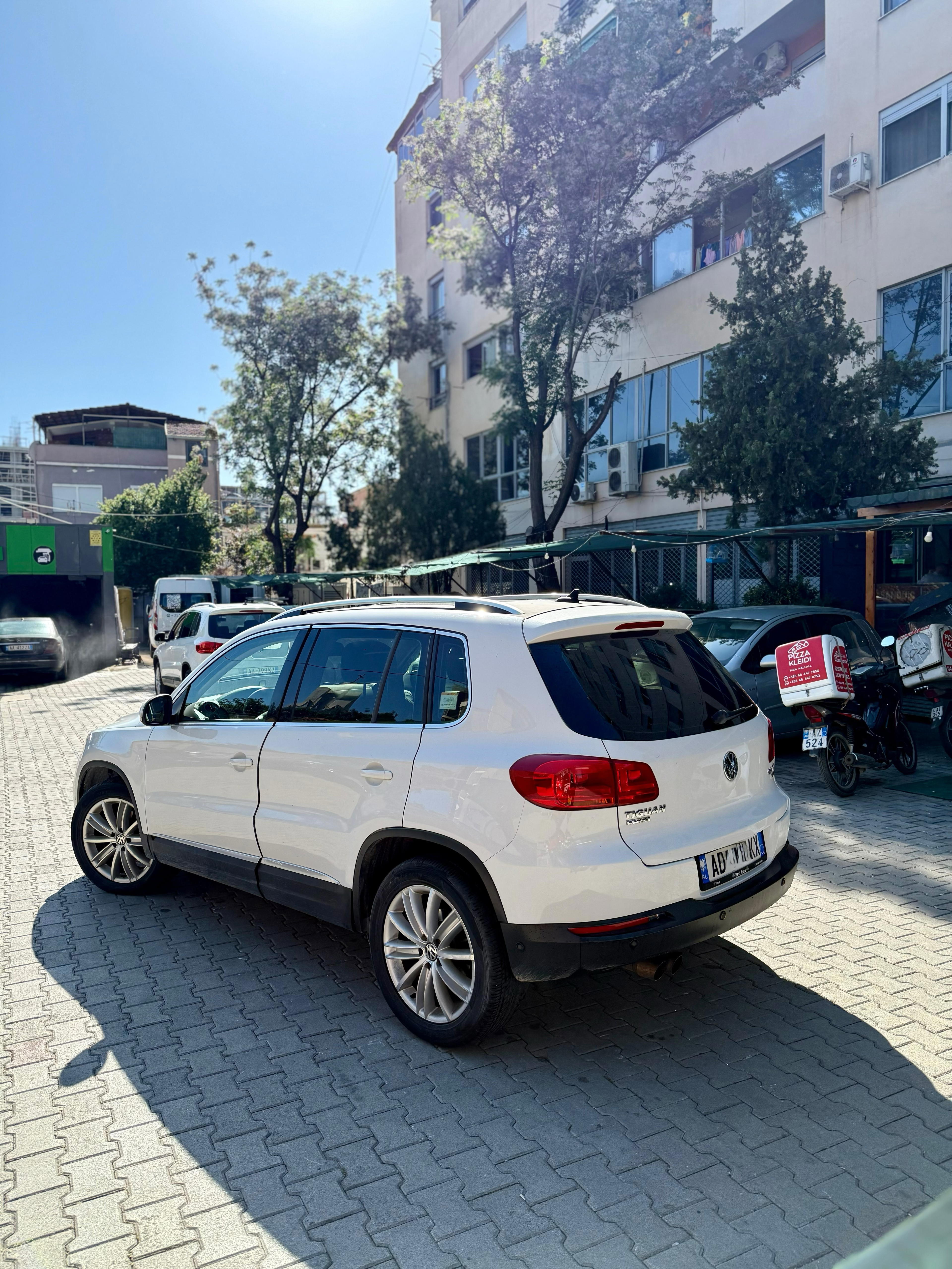 Volkswagen Tiguan - side view
