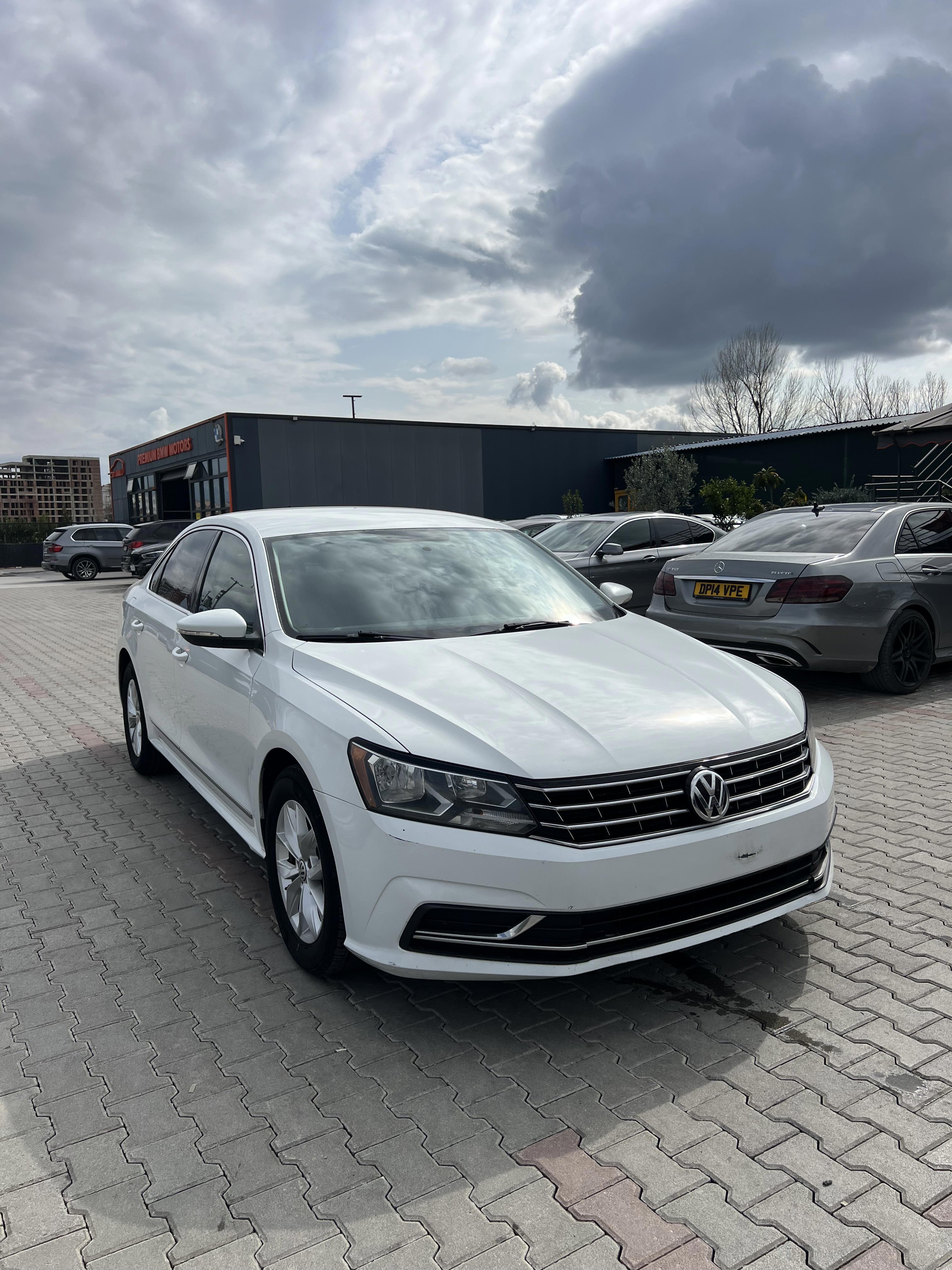 Volkswagen Passat - main photo