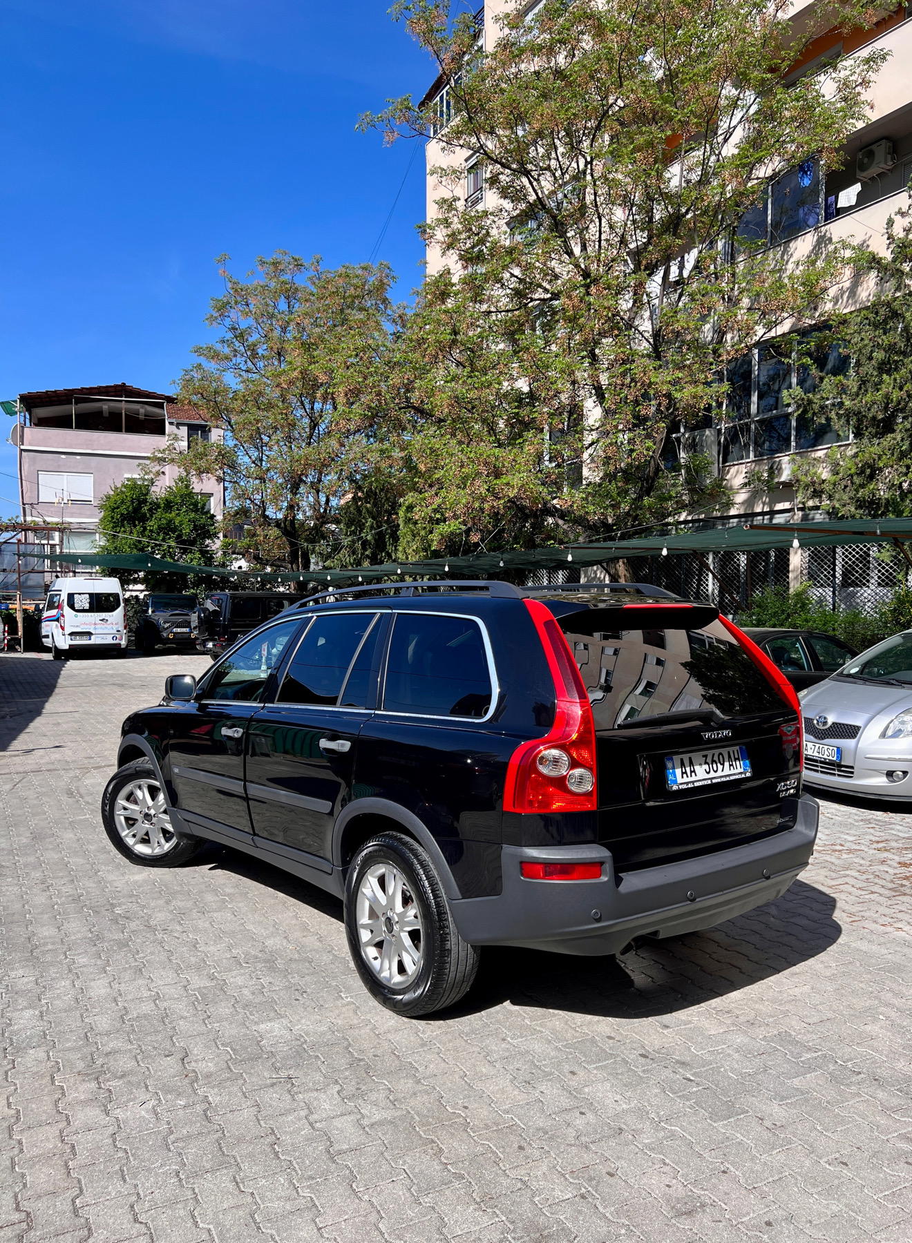 Volvo XC90 - side view