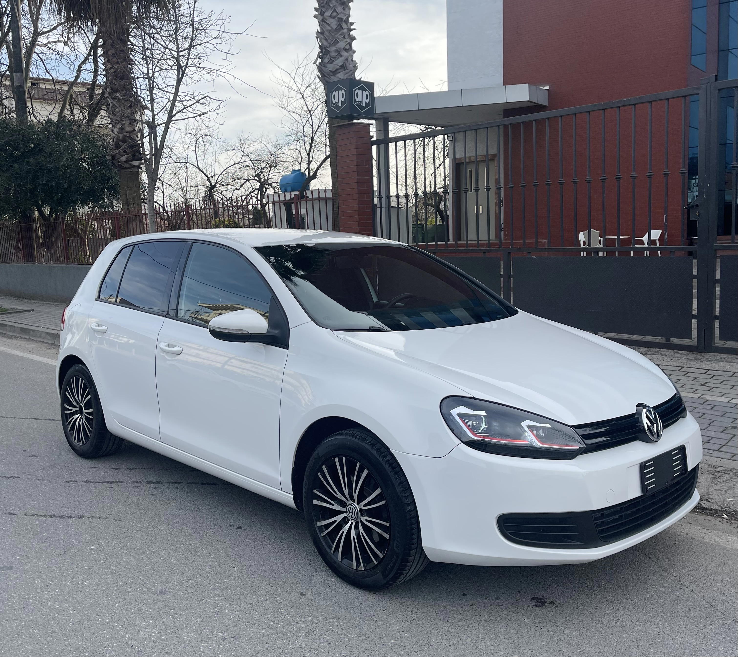 Volkswagen Golf - main photo