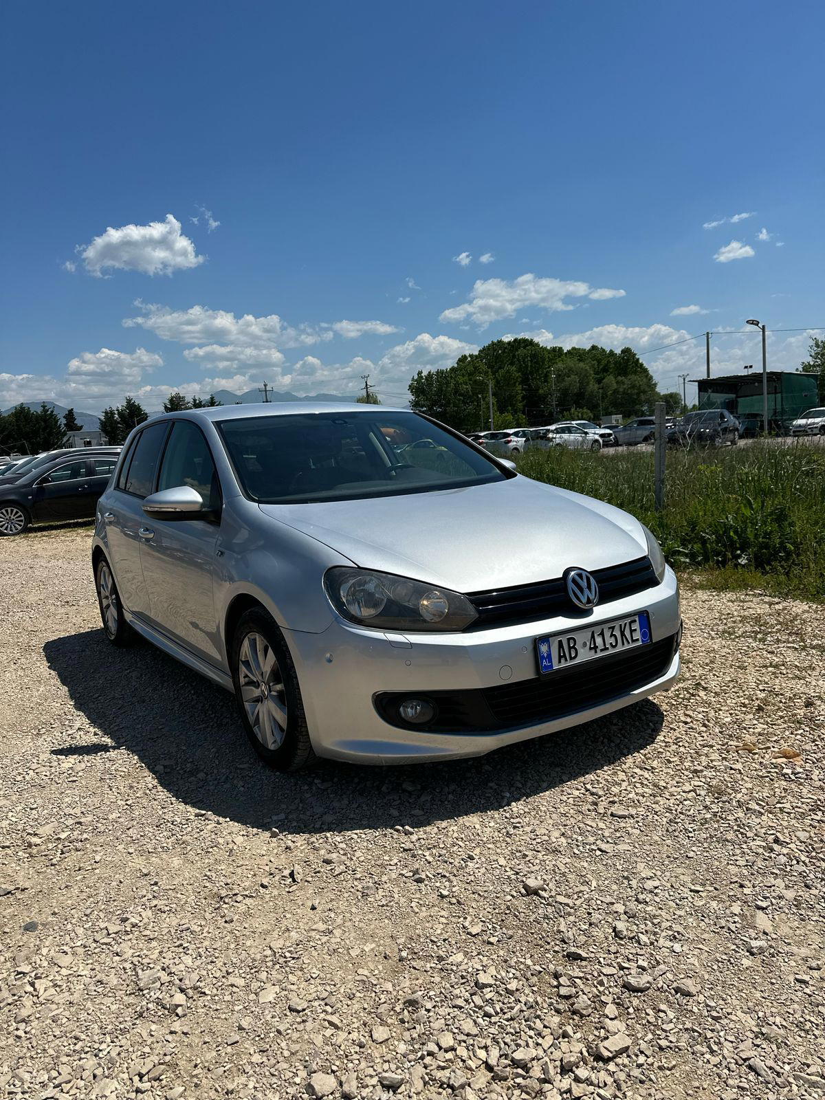 Volkswagen Golf - side view