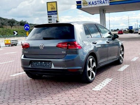 Volkswagen Golf - side view